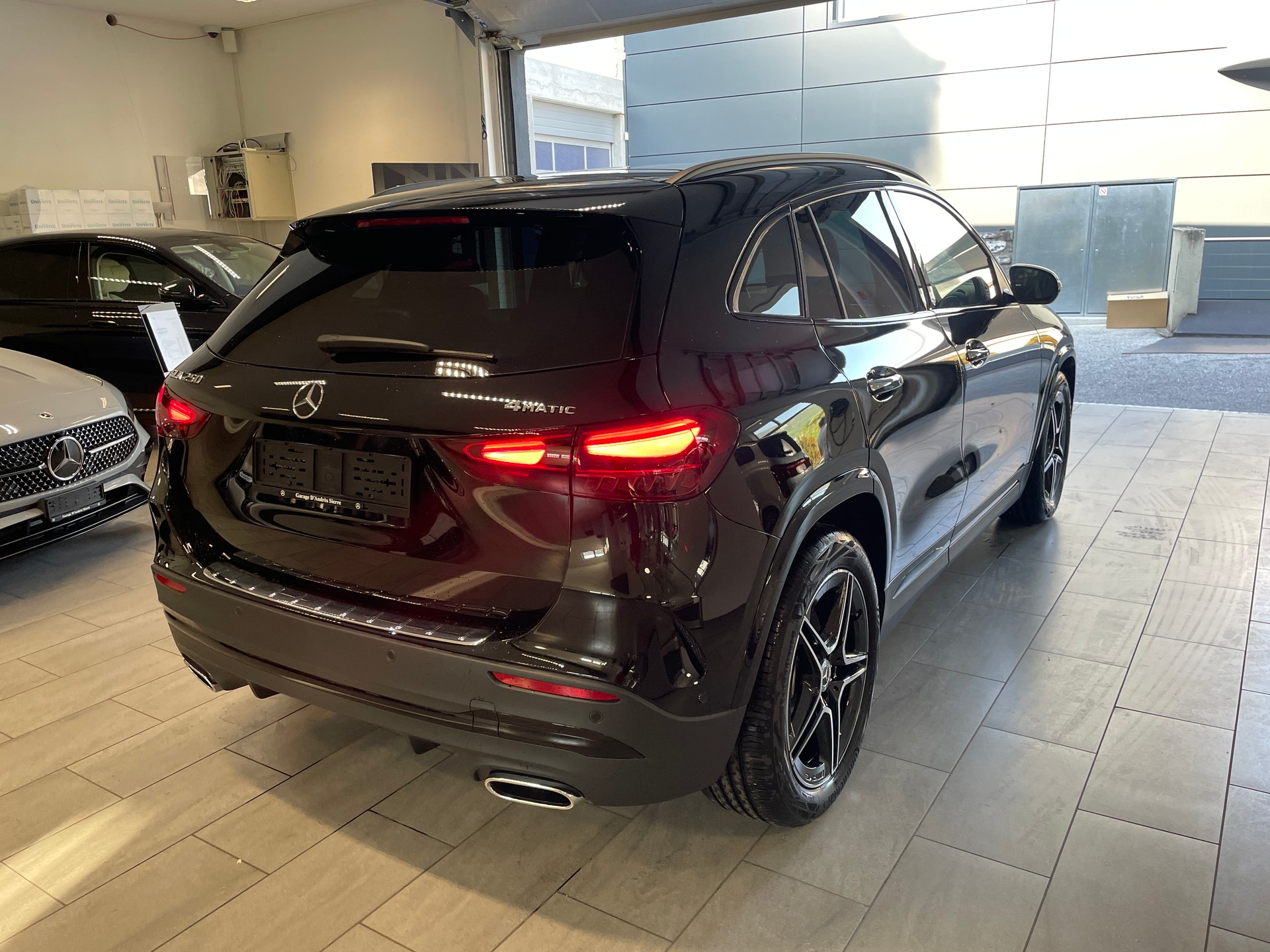 MERCEDES-BENZ GLA 250 4Matic 8G-DCT Swiss Star AMG Line-image-5