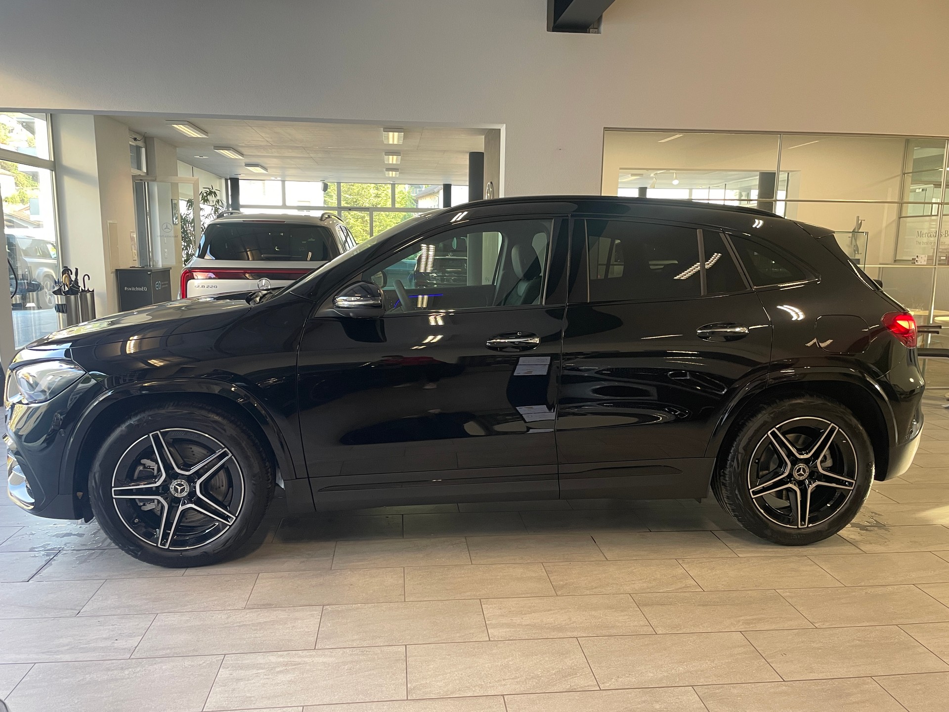 MERCEDES-BENZ GLA 250 4Matic 8G-DCT Swiss Star AMG Line-image-3