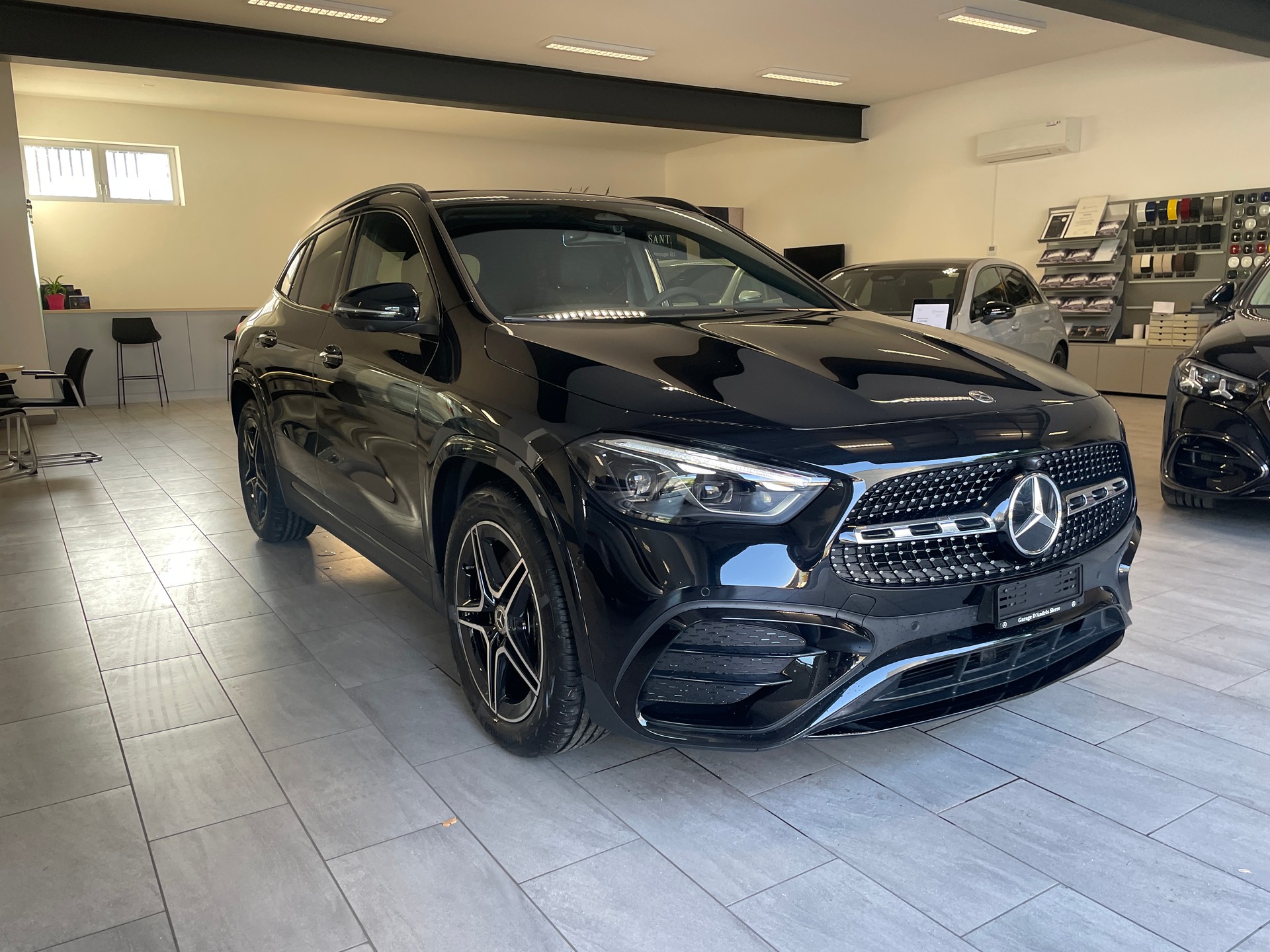 MERCEDES-BENZ GLA 250 4Matic 8G-DCT Swiss Star AMG Line-image-2