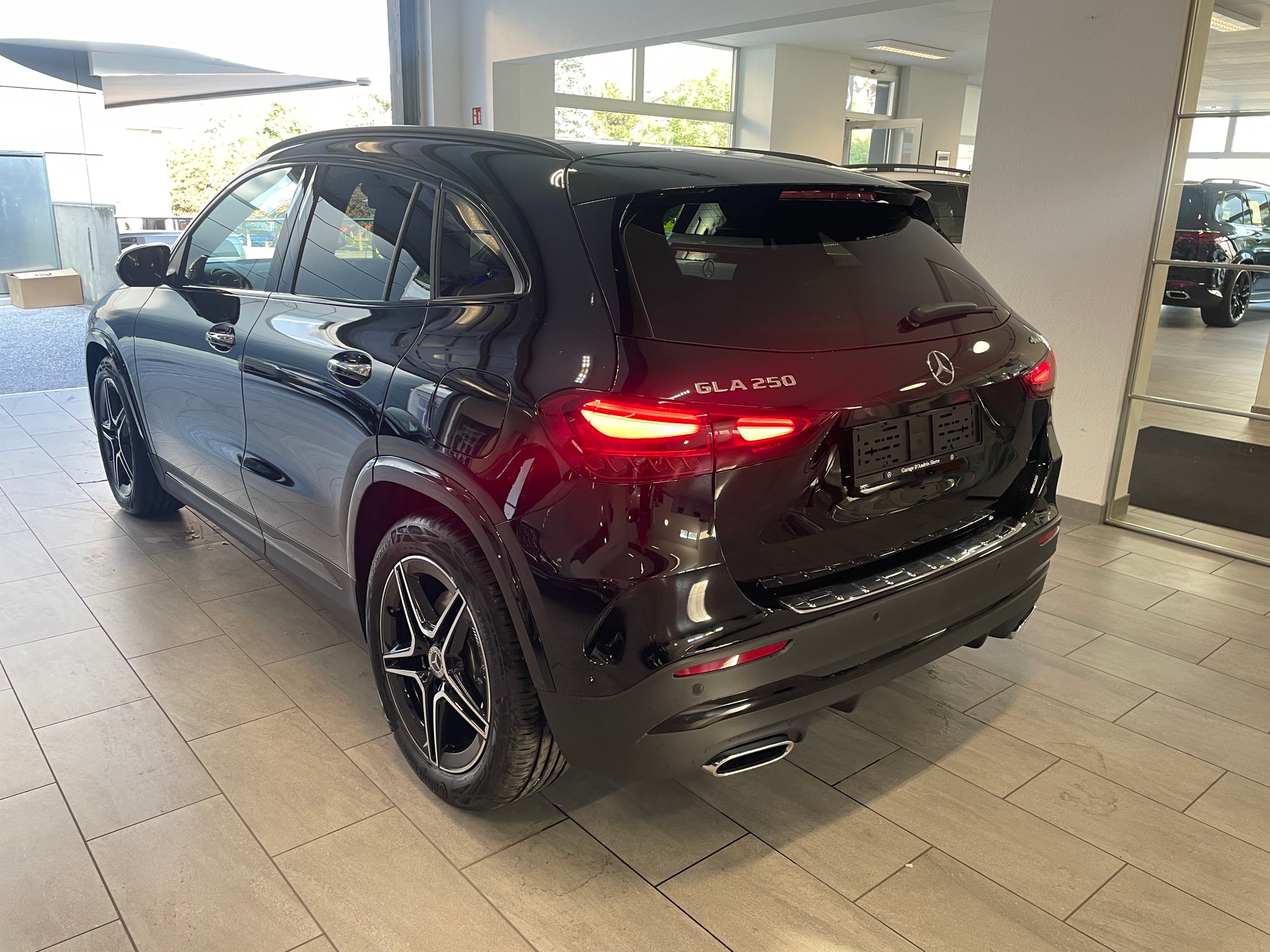 MERCEDES-BENZ GLA 250 4Matic 8G-DCT Swiss Star AMG Line-image-4