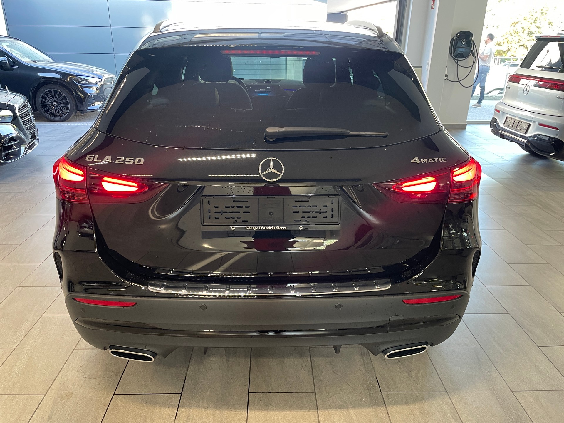 MERCEDES-BENZ GLA 250 4Matic 8G-DCT Swiss Star AMG Line-image-6