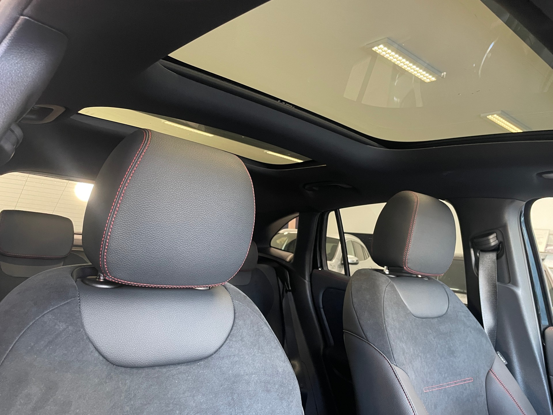 MERCEDES-BENZ GLA 250 4Matic 8G-DCT Swiss Star AMG Line-image-24