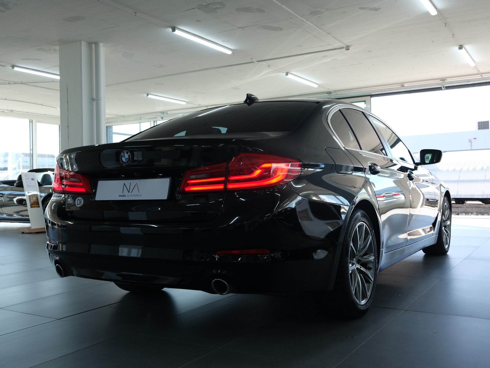 BMW 520d xDrive Sport Line Steptronic *Rückfahrkamera* *Sitzheizung* *M-Paket*-showroom-element-2