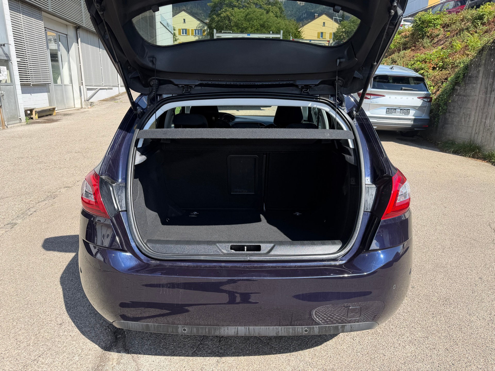 PEUGEOT 308 1.6 BlueHDI Allure Automatic ** Gr. Navi ** Xenon ** Klima-auto ** PDC V+H * RF-Kamera * Tempomat ** Frisch Ab MFK-image-12