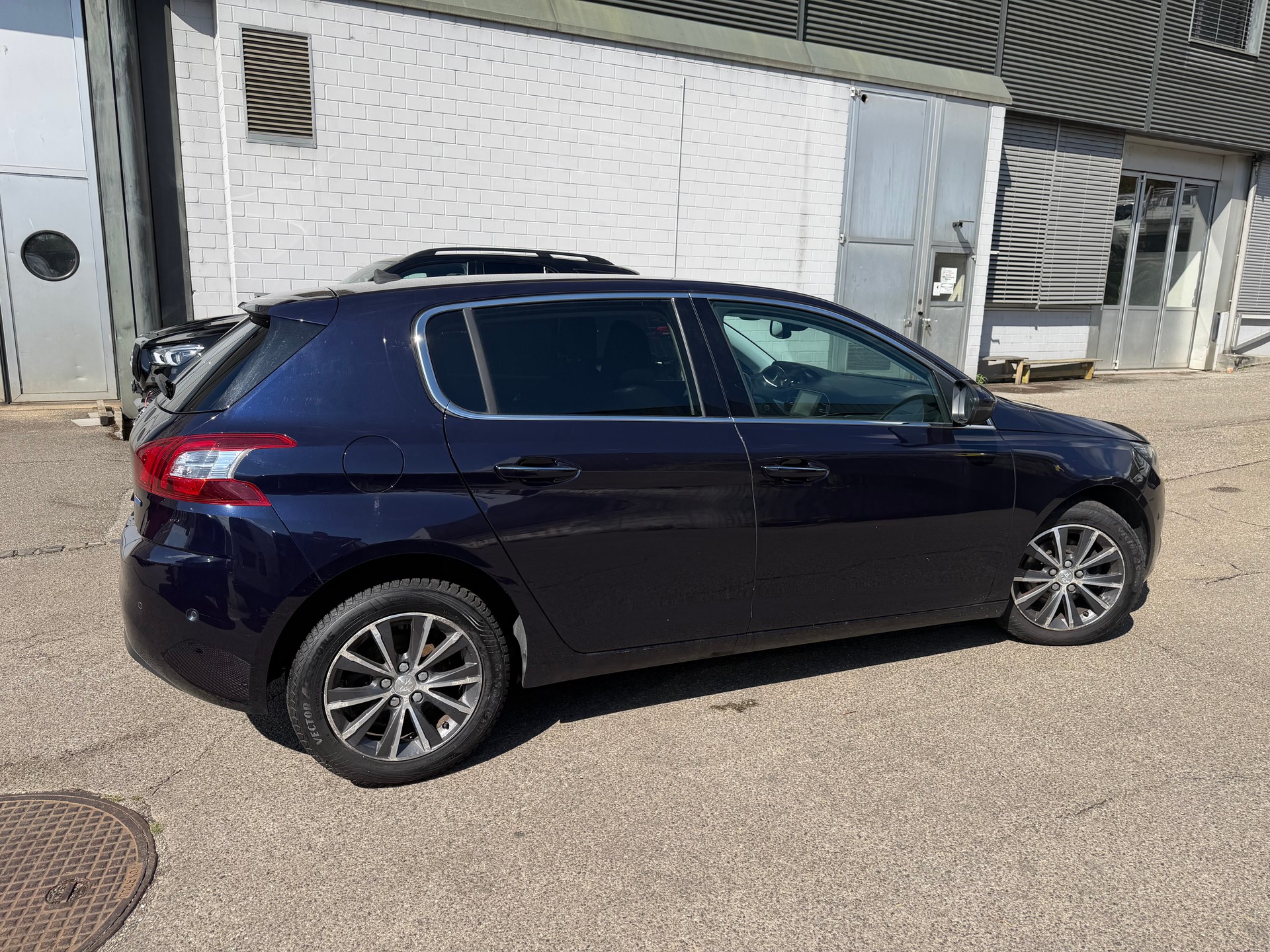 PEUGEOT 308 1.6 BlueHDI Allure Automatic ** Gr. Navi ** Xenon ** Klima-auto ** PDC V+H * RF-Kamera * Tempomat ** Frisch Ab MFK-image-9