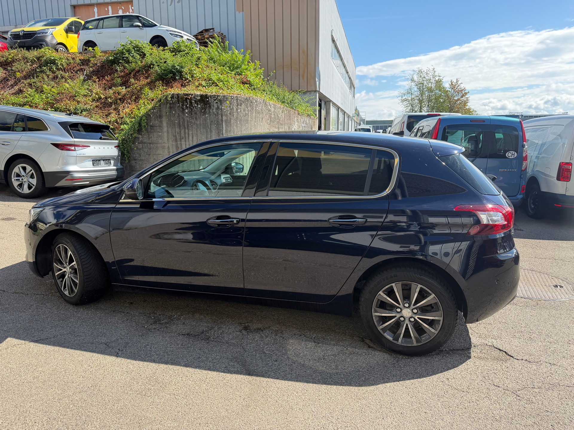 PEUGEOT 308 1.6 BlueHDI Allure Automatic ** Gr. Navi ** Xenon ** Klima-auto ** PDC V+H * RF-Kamera * Tempomat ** Frisch Ab MFK-image-8