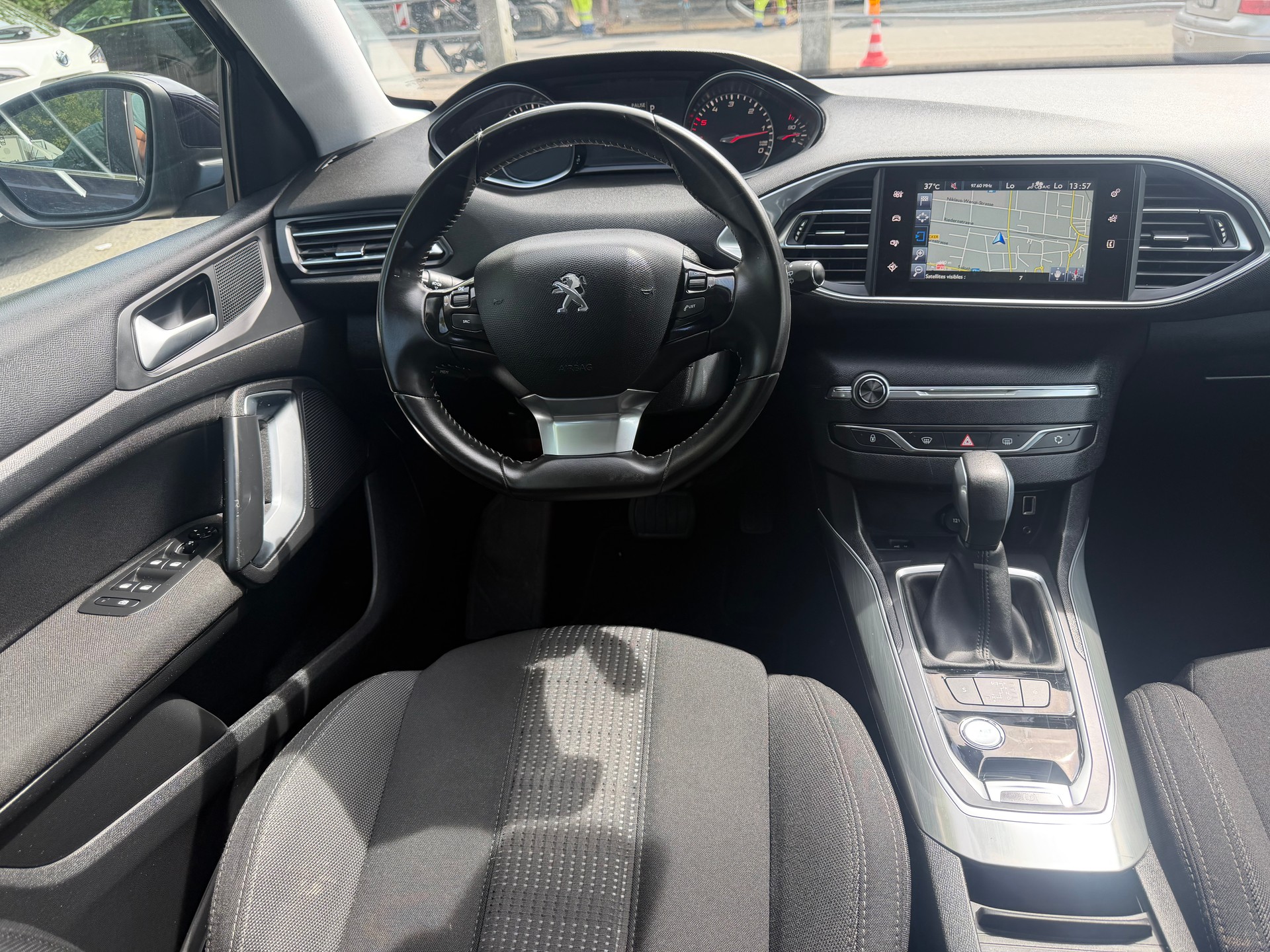 PEUGEOT 308 1.6 BlueHDI Allure Automatic ** Gr. Navi ** Xenon ** Klima-auto ** PDC V+H * RF-Kamera * Tempomat ** Frisch Ab MFK-image-2