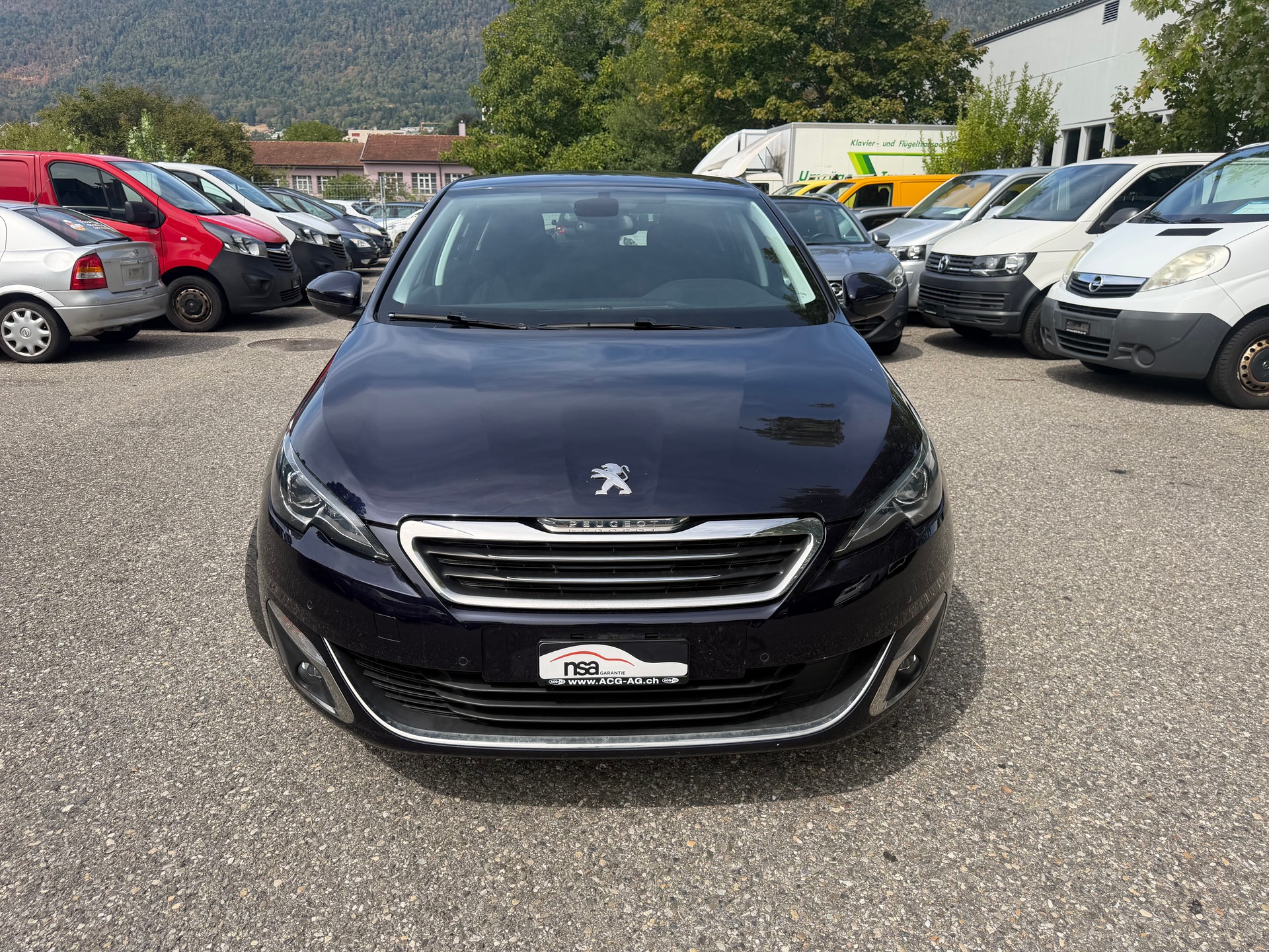 PEUGEOT 308 1.6 BlueHDI Allure Automatic ** Gr. Navi ** Xenon ** Klima-auto ** PDC V+H * RF-Kamera * Tempomat ** Frisch Ab MFK-image-1