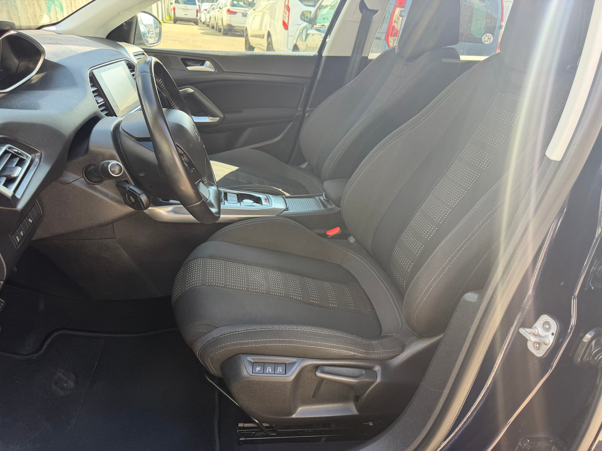PEUGEOT 308 1.6 BlueHDI Allure Automatic ** Gr. Navi ** Xenon ** Klima-auto ** PDC V+H * RF-Kamera * Tempomat ** Frisch Ab MFK-image-2