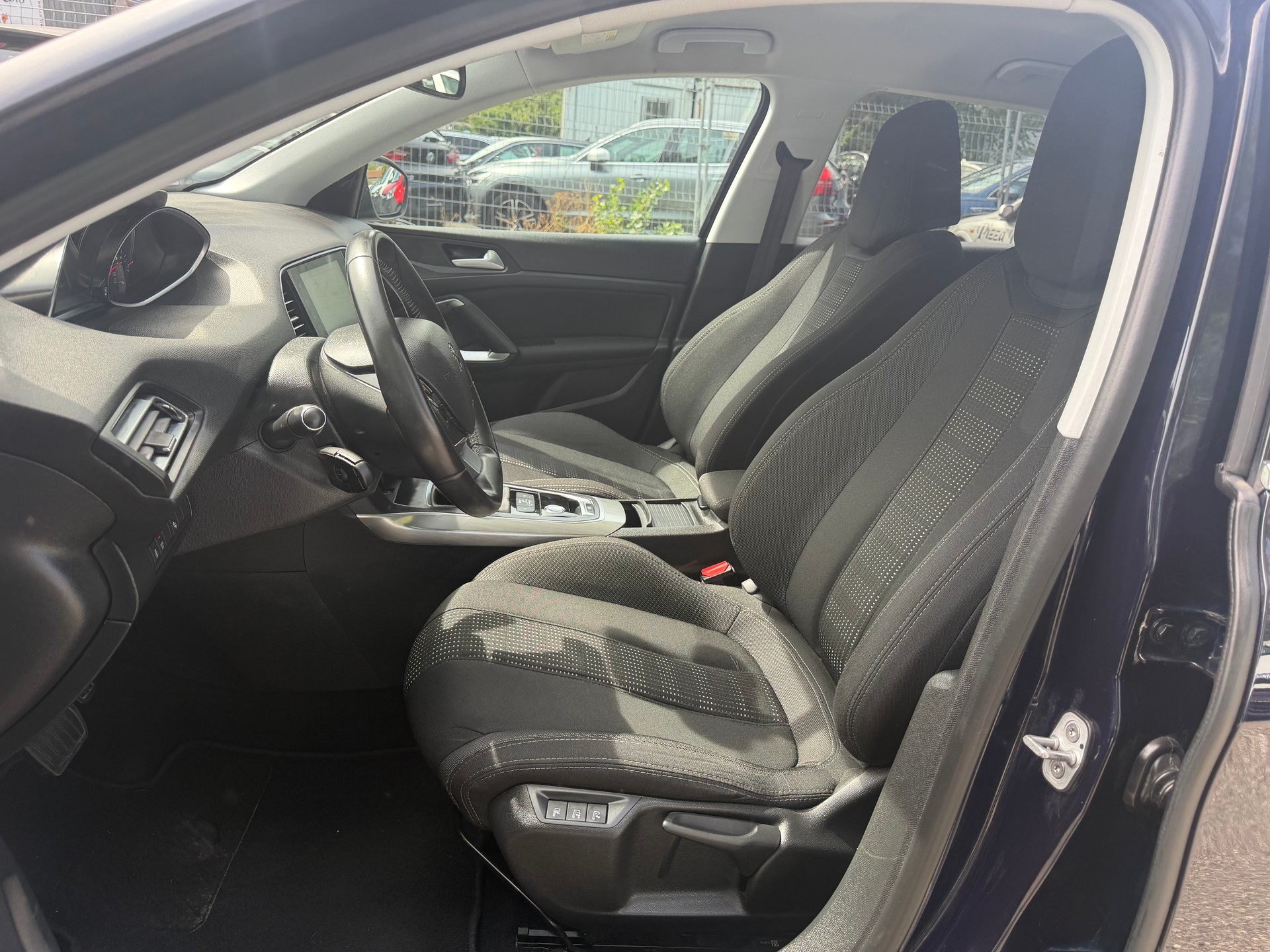 PEUGEOT 308 1.6 BlueHDI Allure Automatic ** Gr. Navi ** Xenon ** Klima-auto ** PDC V+H * RF-Kamera * Tempomat ** Frisch Ab MFK-image-3