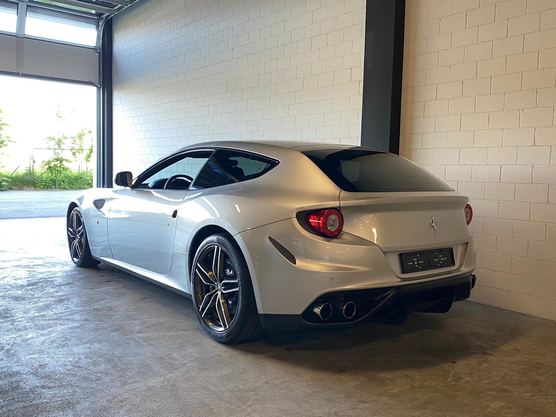 FERRARI FF Traumausstattung-image-3