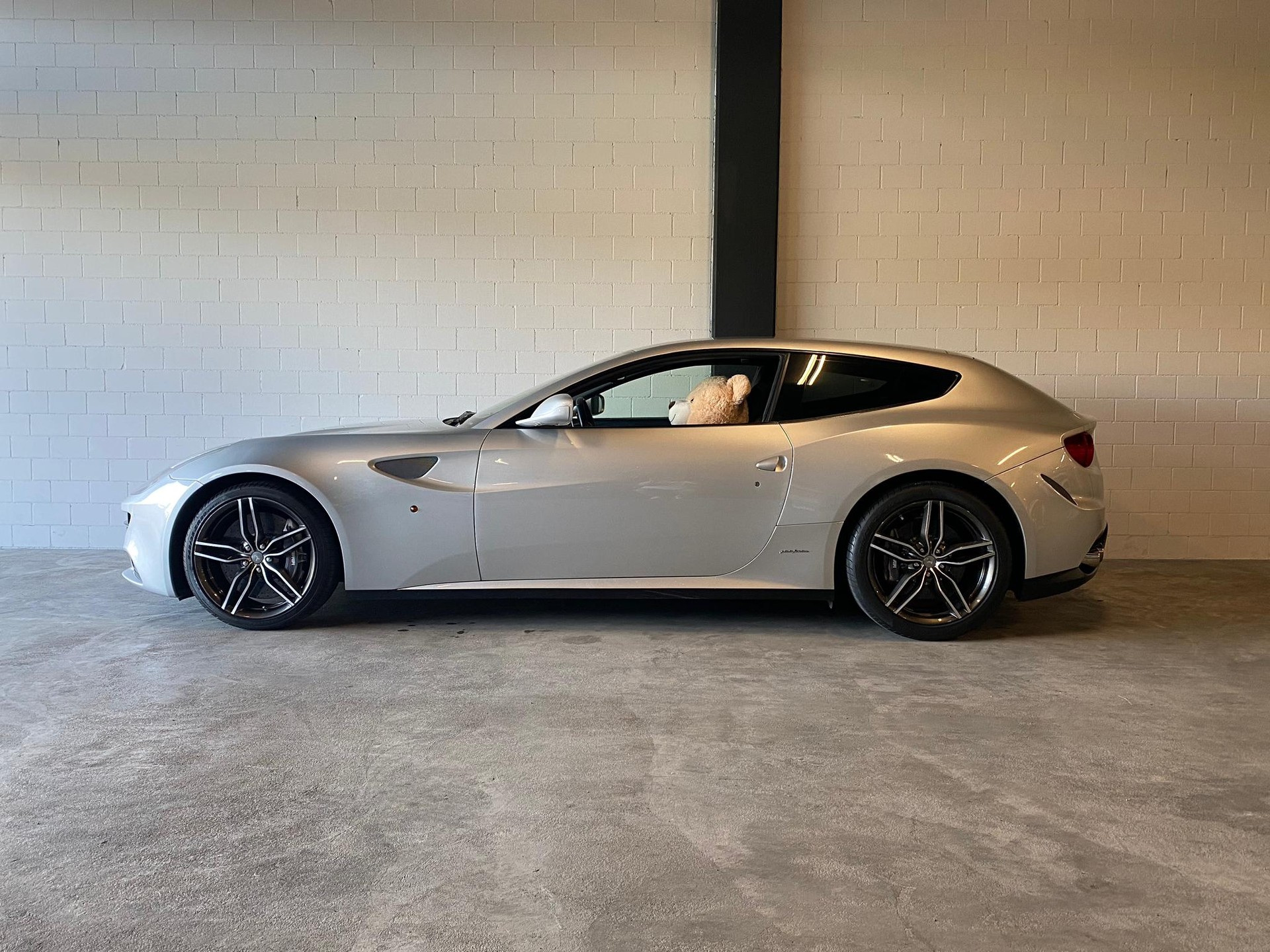 FERRARI FF Traumausstattung-image-0