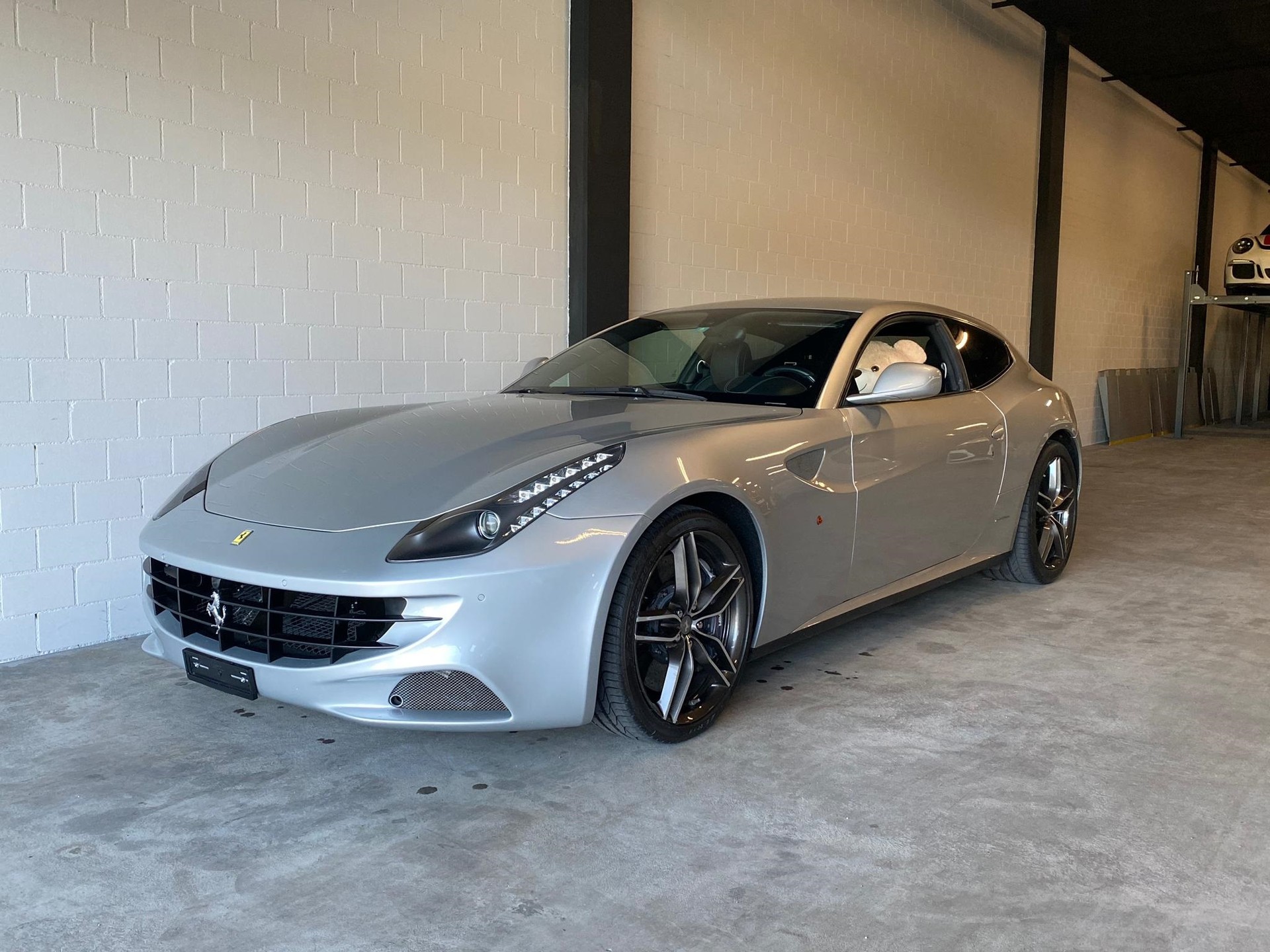 FERRARI FF Traumausstattung-image-1