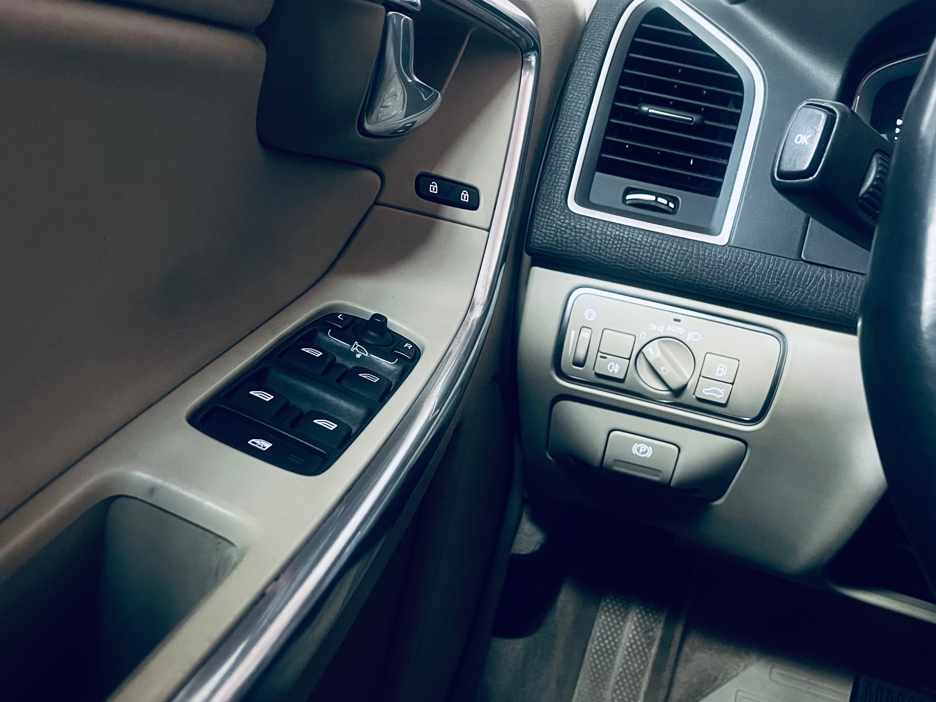 VOLVO XC60 T6 AWD Summum Geartronic-image-25