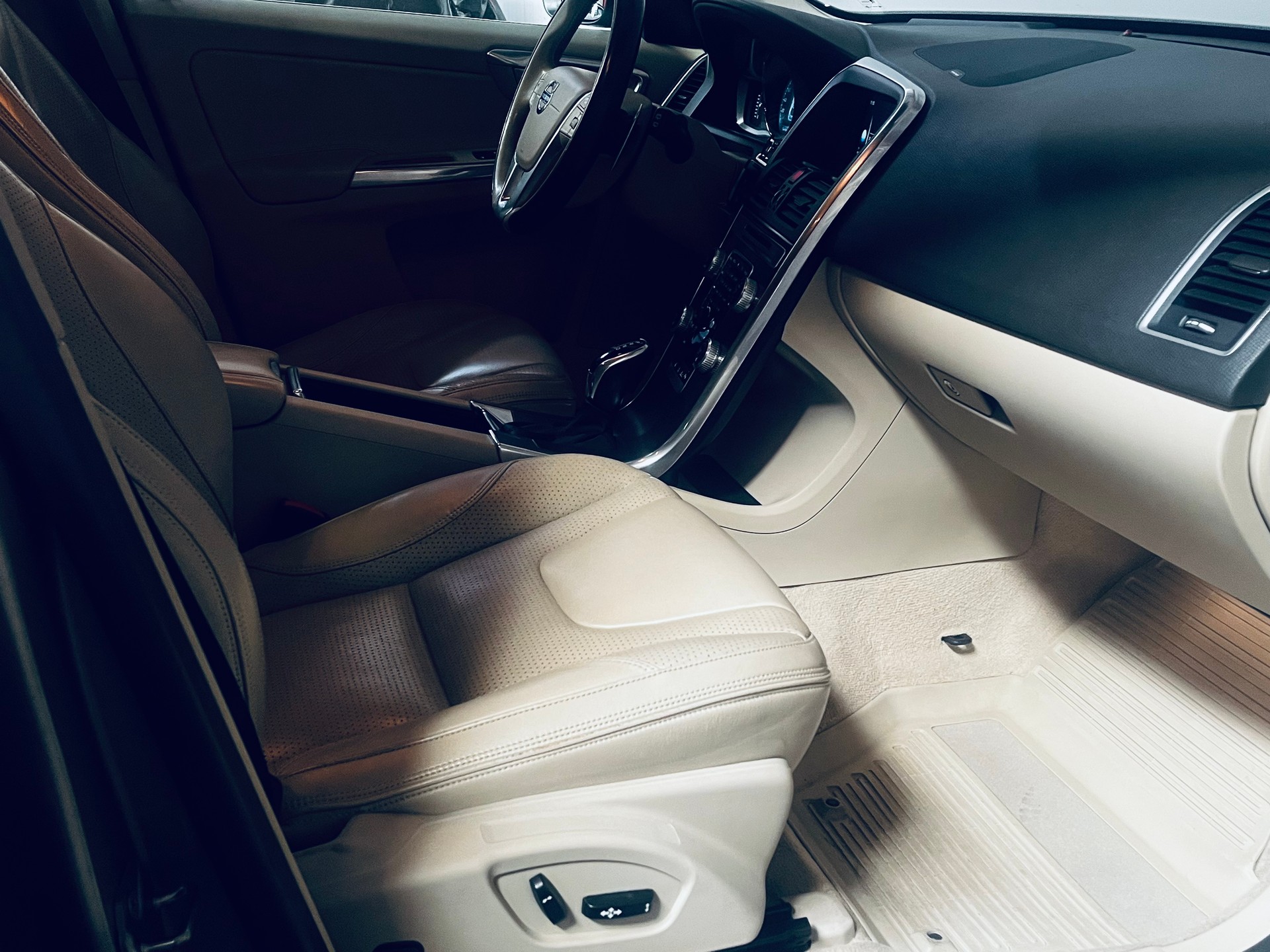 VOLVO XC60 T6 AWD Summum Geartronic-image-12