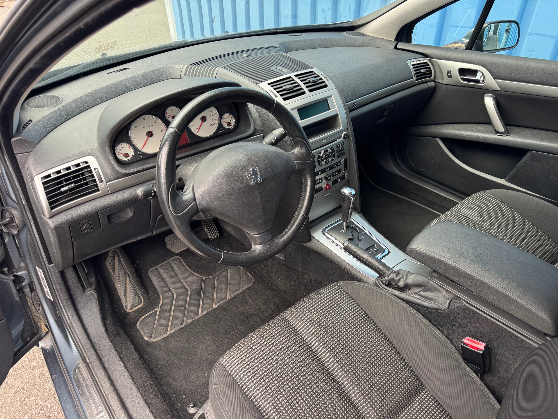 PEUGEOT 407 SW 2.0 HDI Confort Automatic-image-4