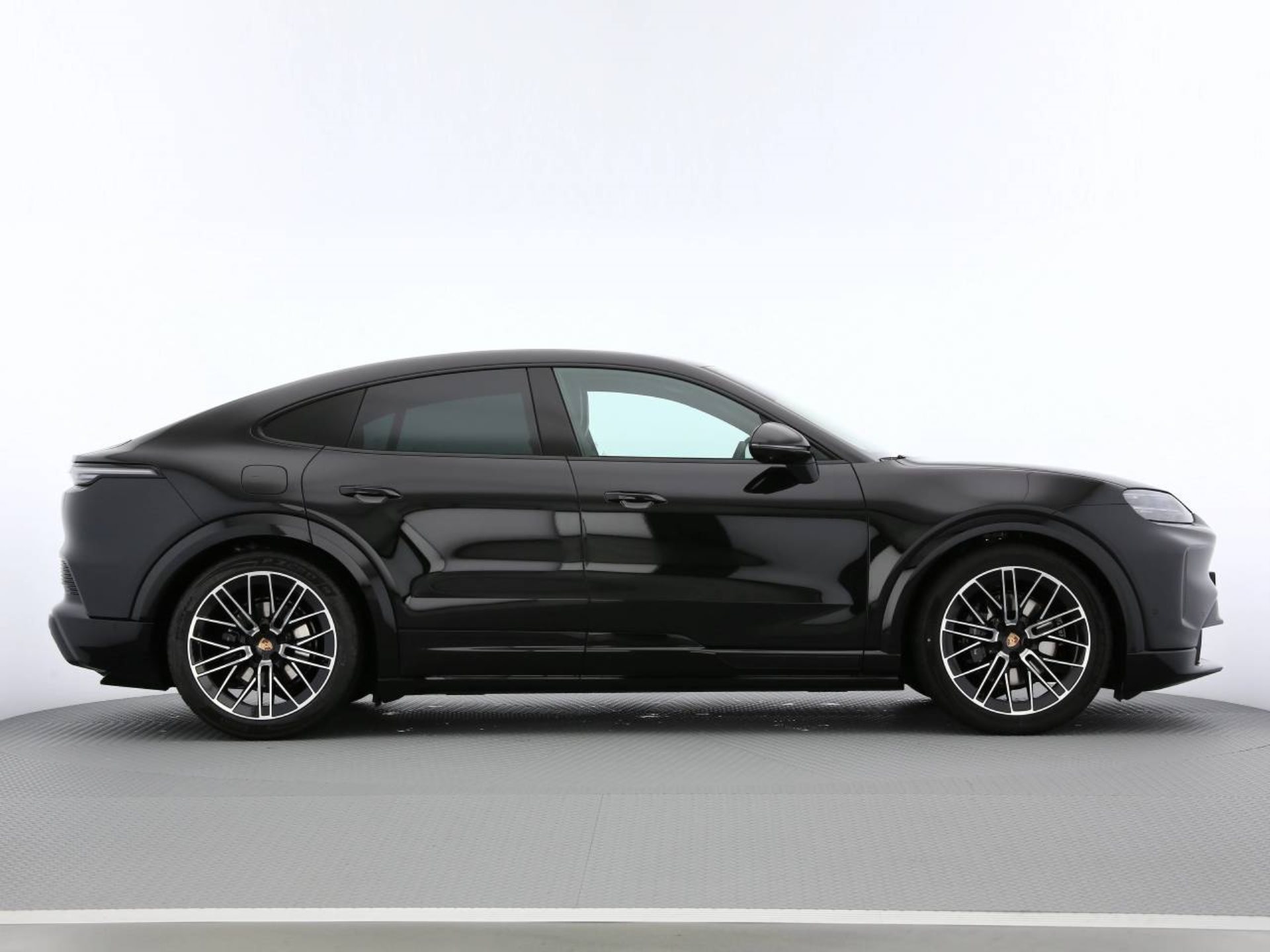 PORSCHE Cayenne Coupé Electric-showroom-element-1