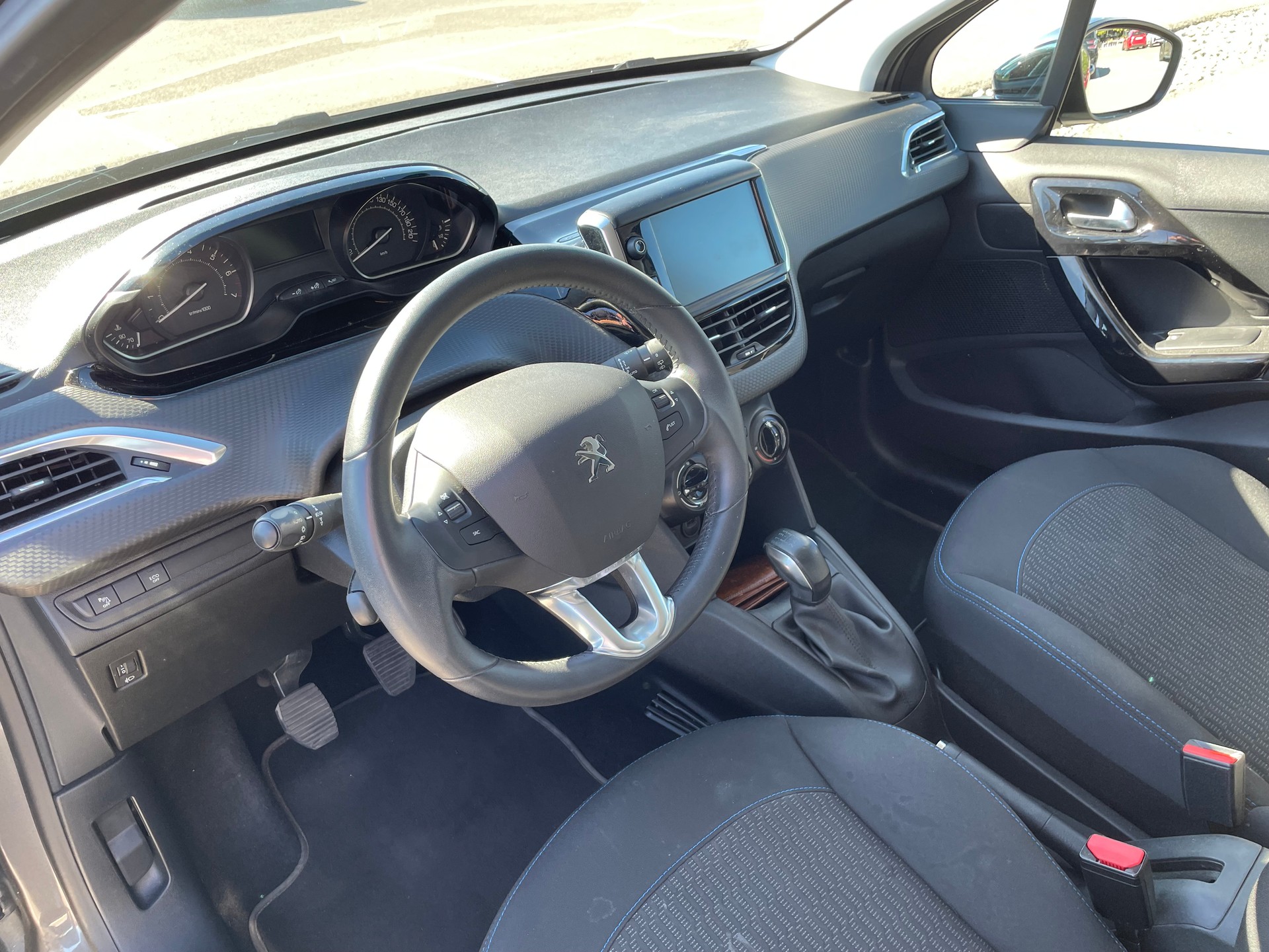 PEUGEOT 1.2 PureTech Signature S/S-image-2
