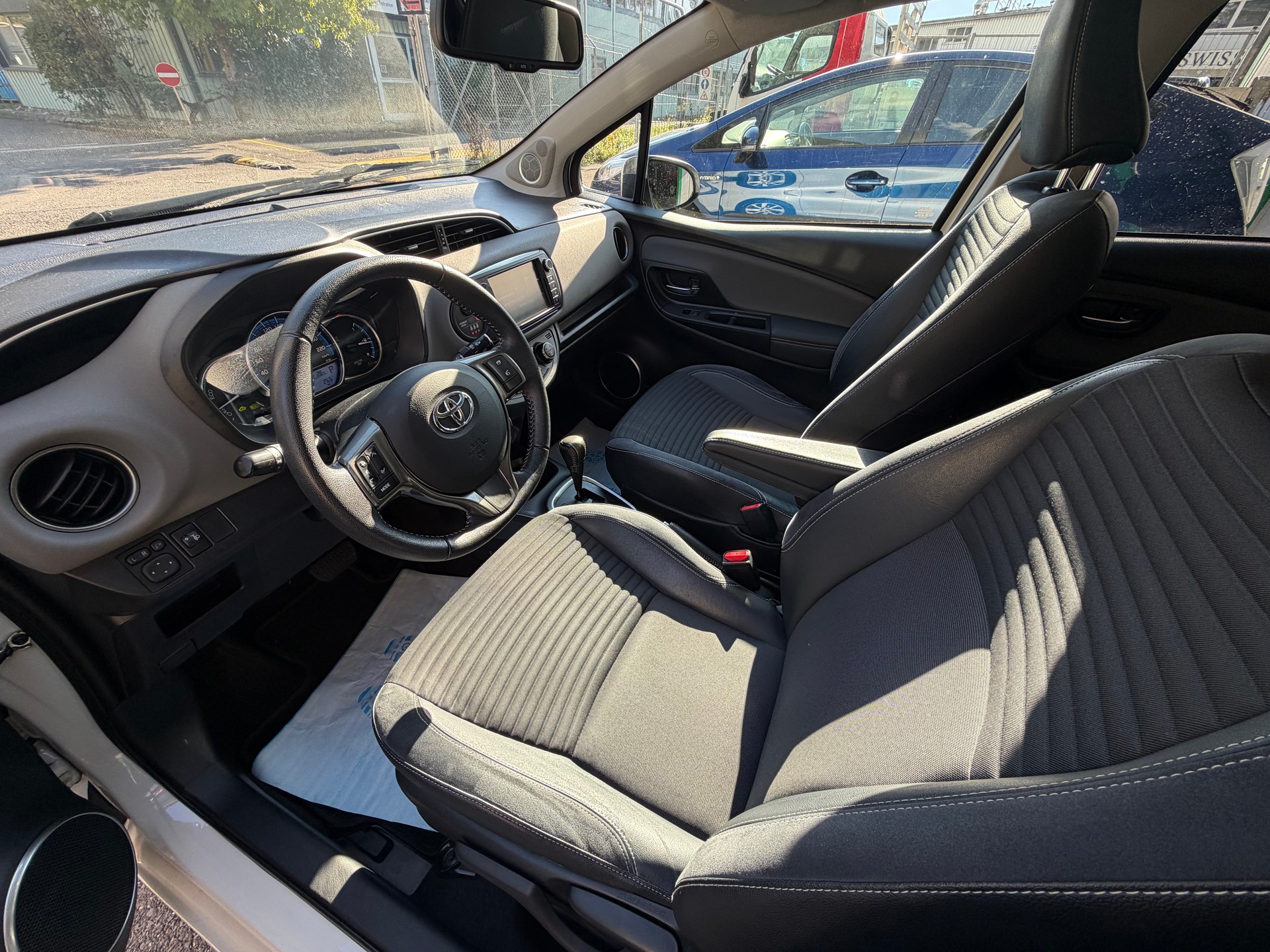 TOYOTA Yaris 1.5 VVT-i Hybrid Sol Premium e-CVT-image-12