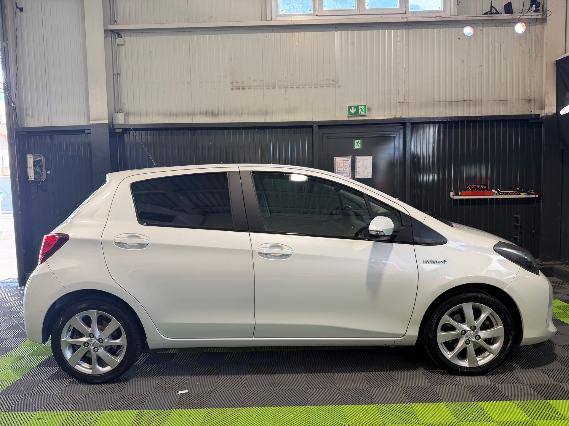 TOYOTA Yaris 1.5 VVT-i Hybrid Sol Premium e-CVT-image-2