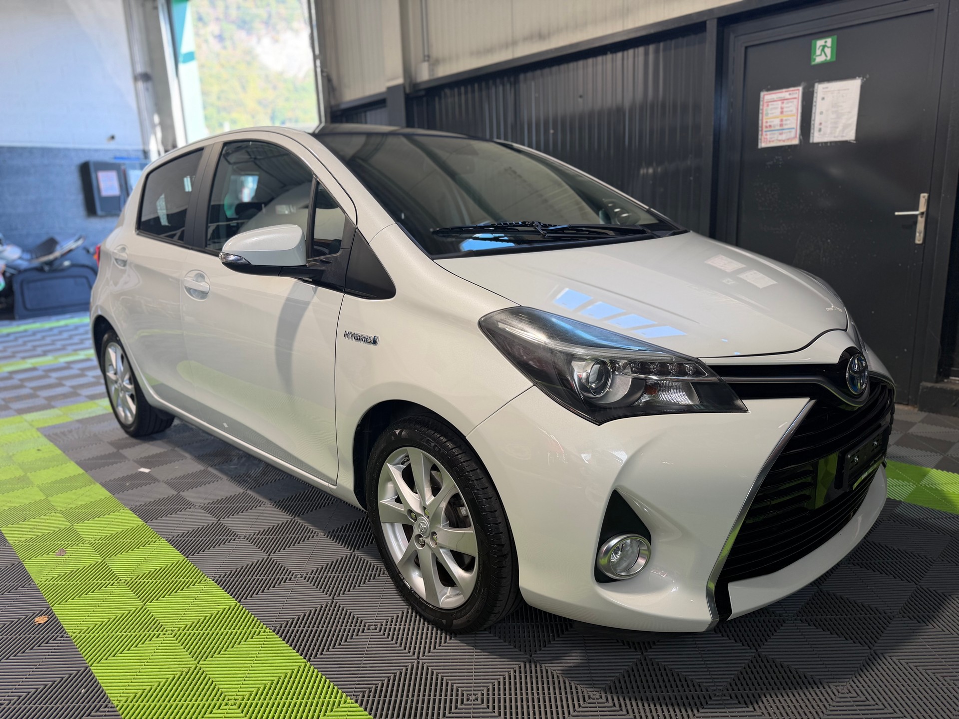 TOYOTA Yaris 1.5 VVT-i Hybrid Sol Premium e-CVT-image-1