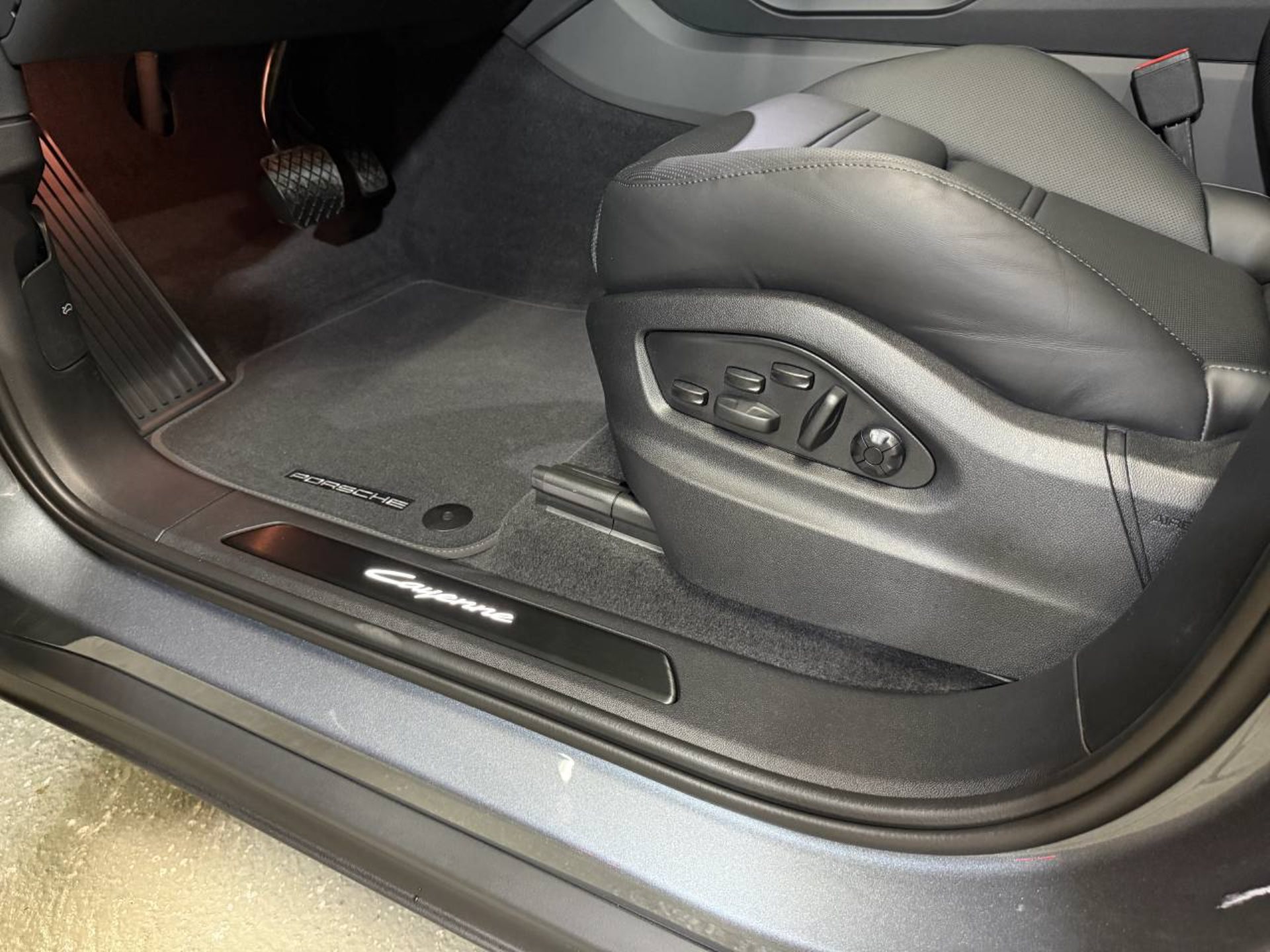 PORSCHE Cayenne E-Hybrid Black Edition-image-25