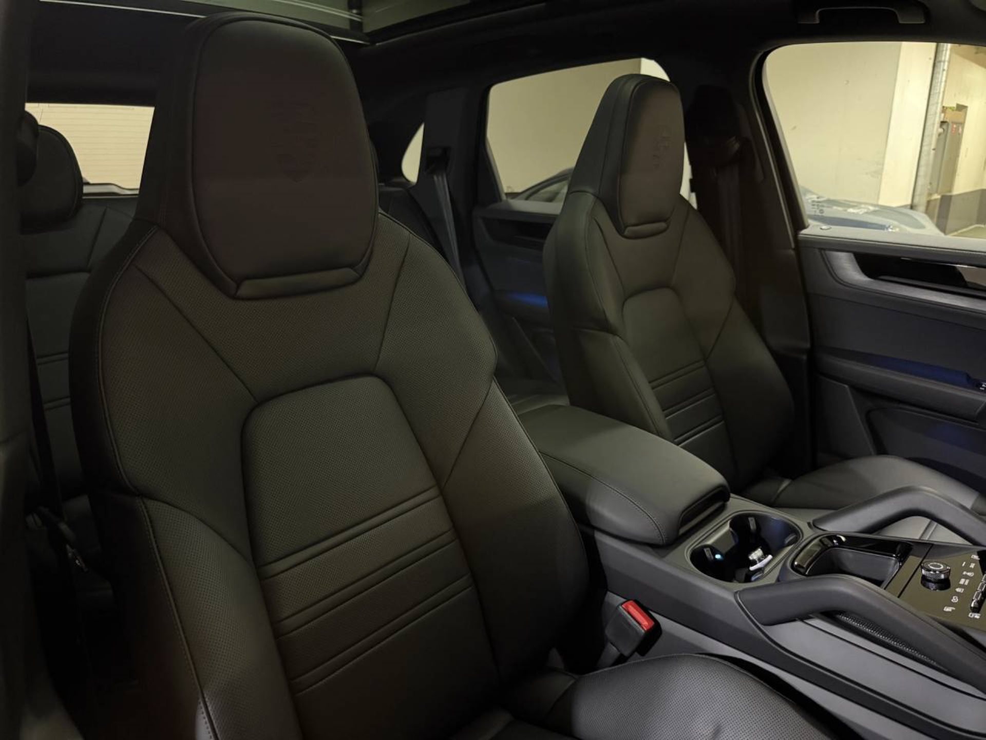 PORSCHE Cayenne E-Hybrid Black Edition-image-17