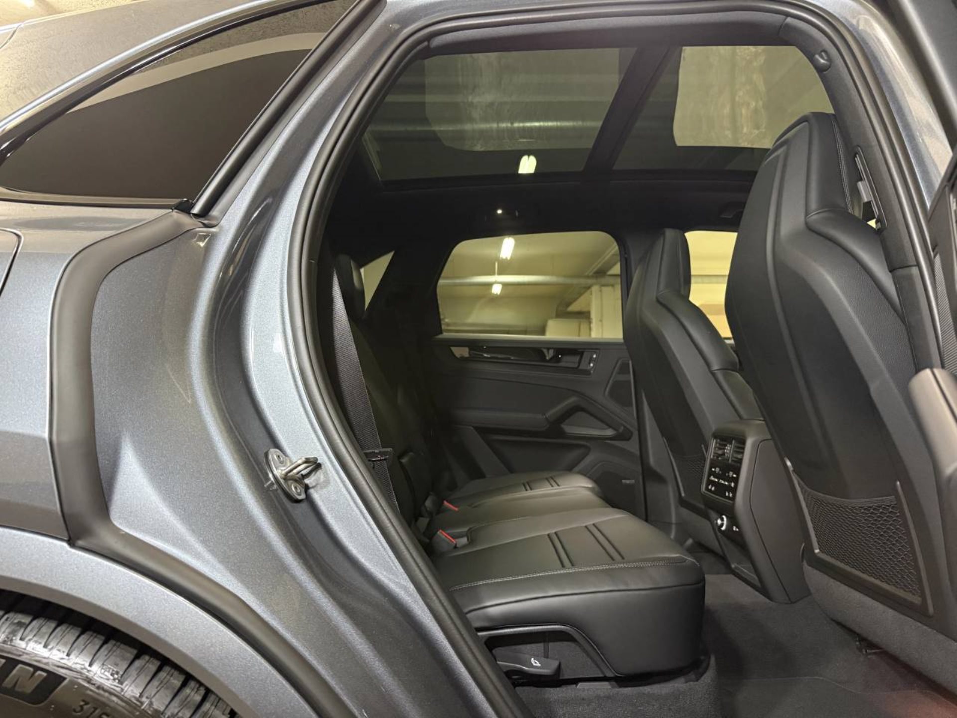 PORSCHE Cayenne E-Hybrid Black Edition-image-18