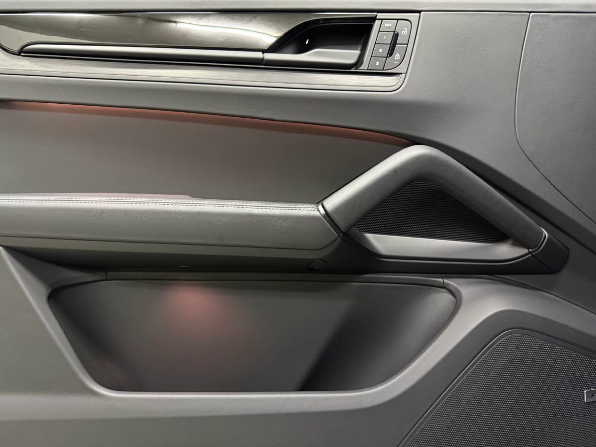 PORSCHE Cayenne E-Hybrid Black Edition-image-23