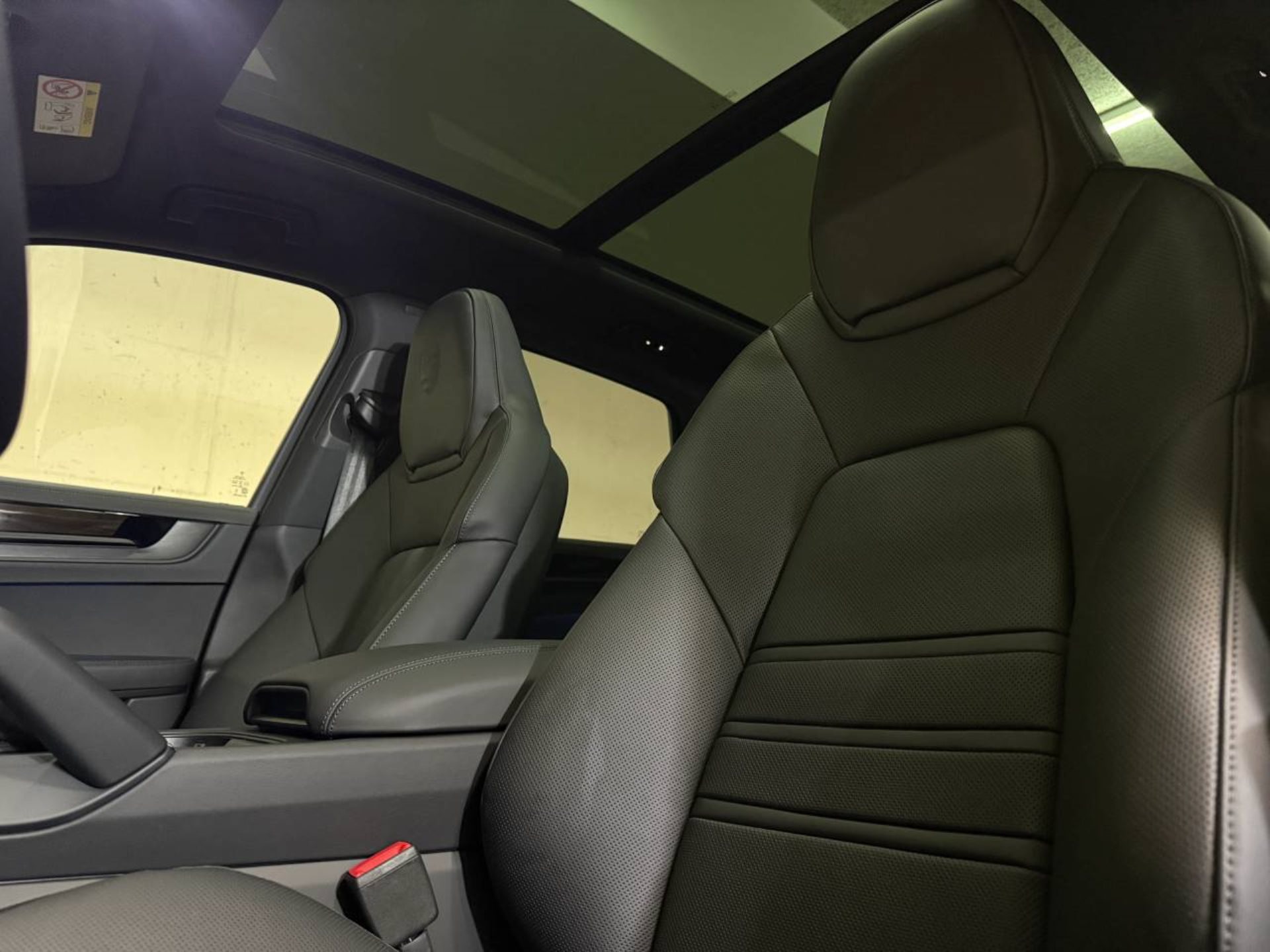 PORSCHE Cayenne E-Hybrid Black Edition-image-26