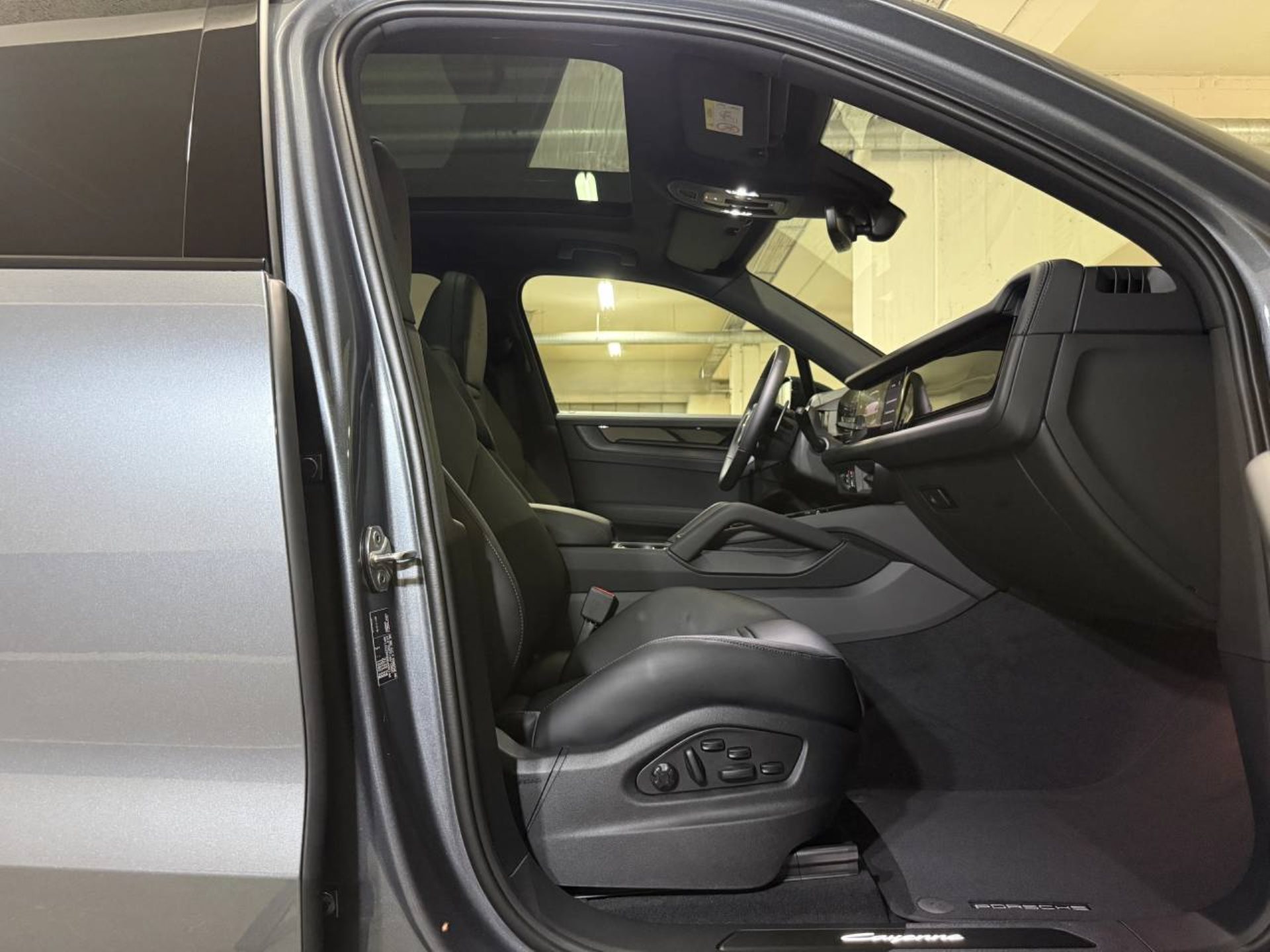 PORSCHE Cayenne E-Hybrid Black Edition-image-16