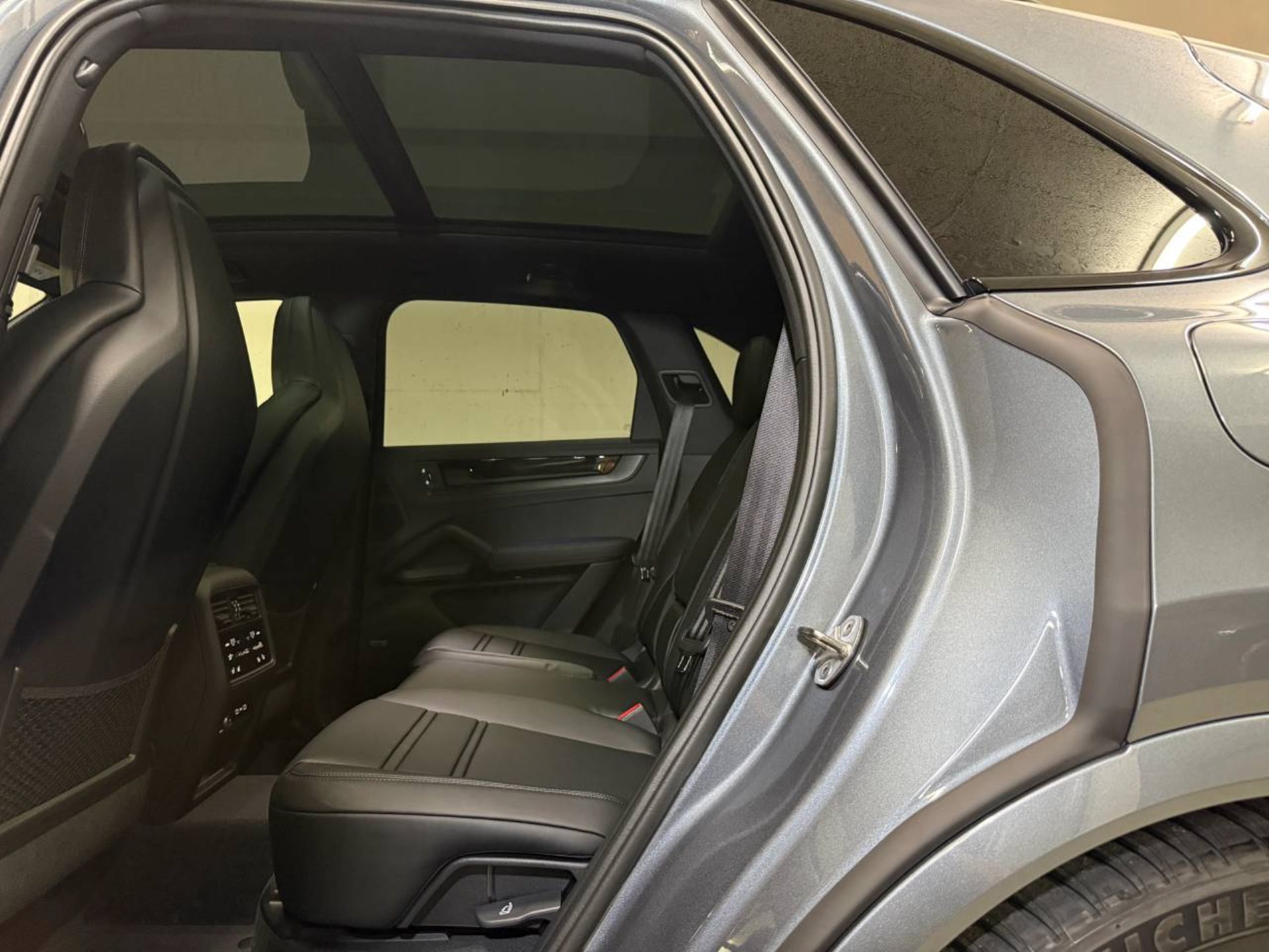 PORSCHE Cayenne E-Hybrid Black Edition-image-19