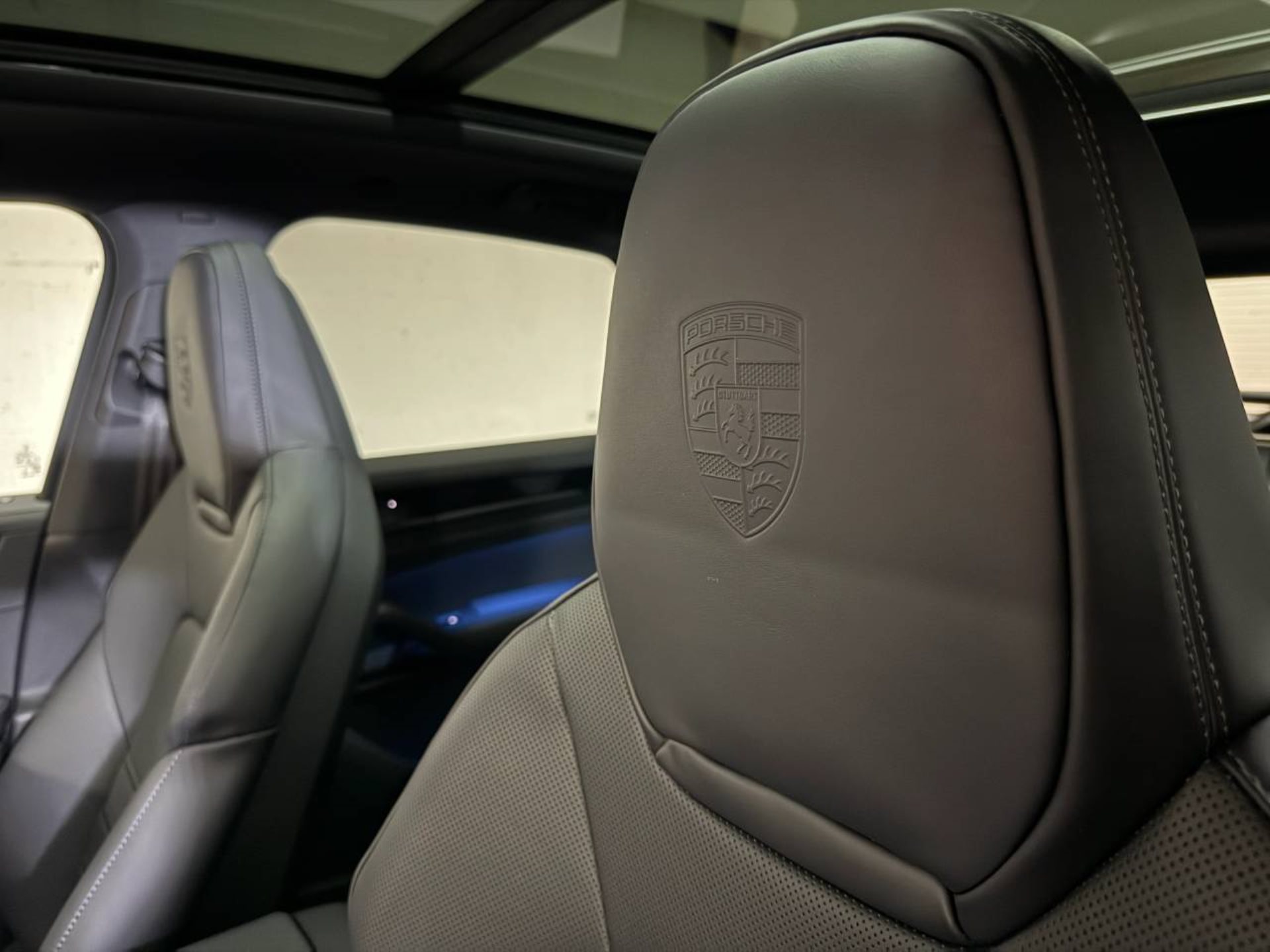 PORSCHE Cayenne E-Hybrid Black Edition-image-27