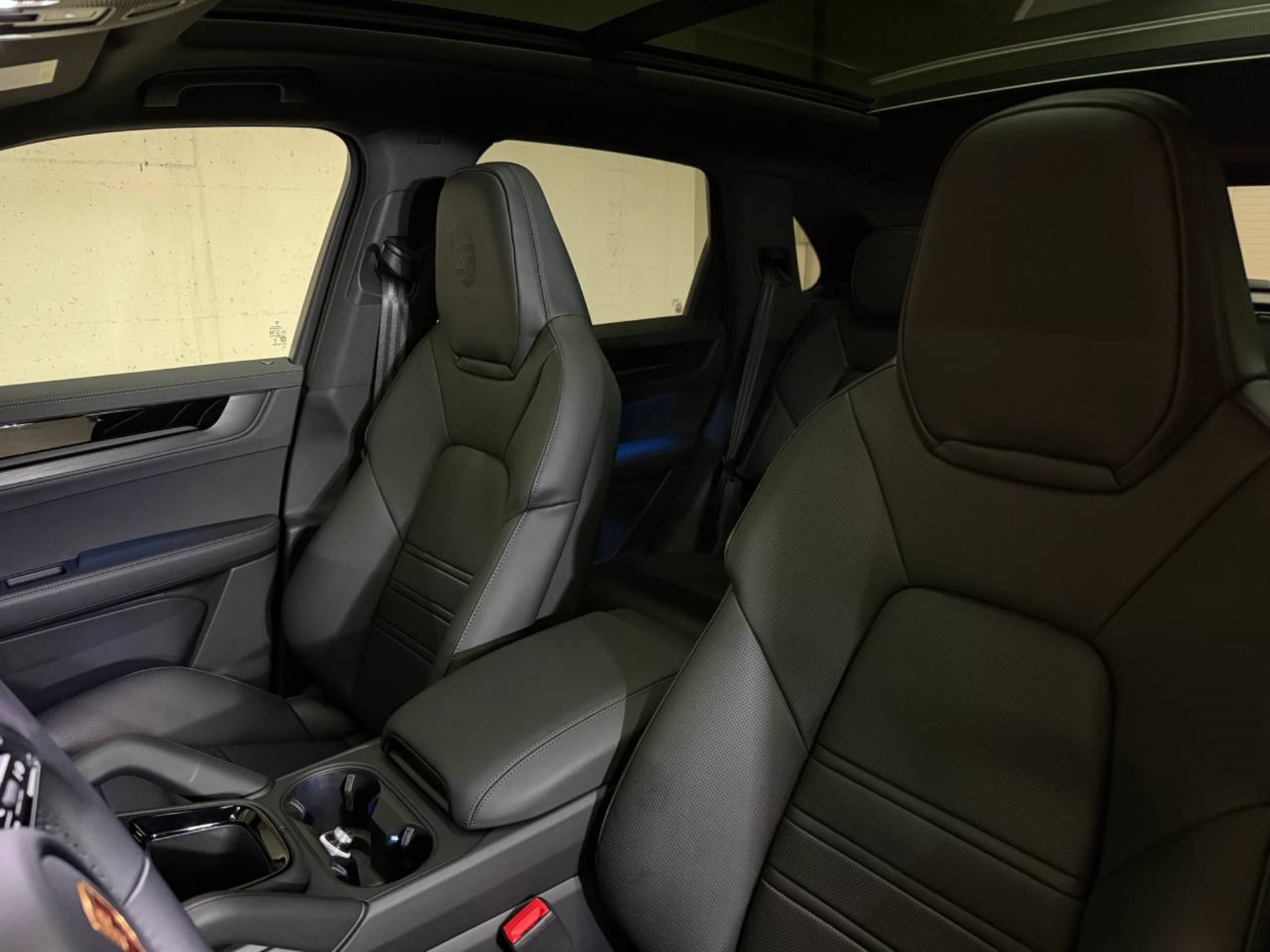 PORSCHE Cayenne E-Hybrid Black Edition-image-4