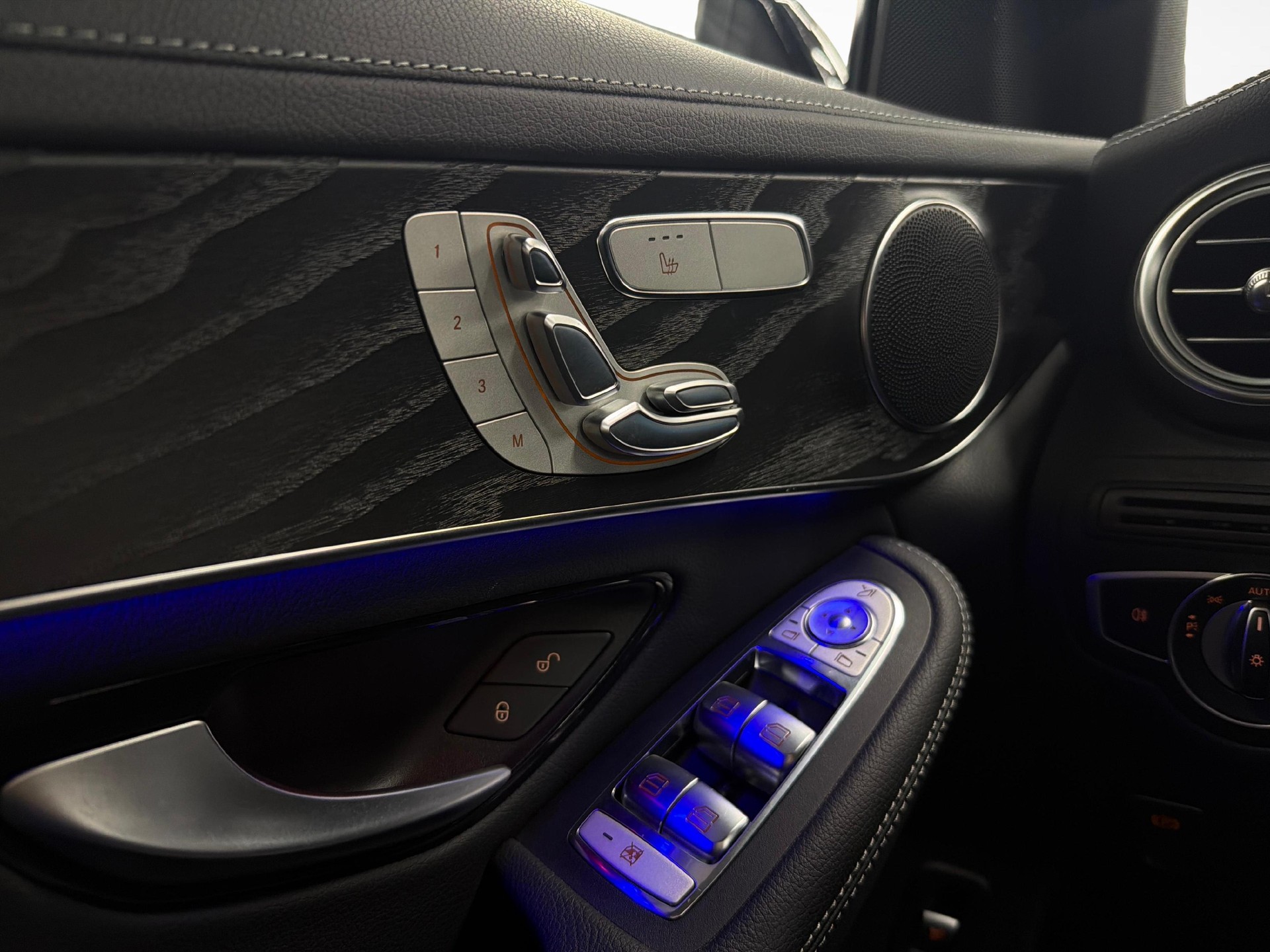 MERCEDES-BENZ GLC-Klasse GLC 200 AMG Line 4m-image-13