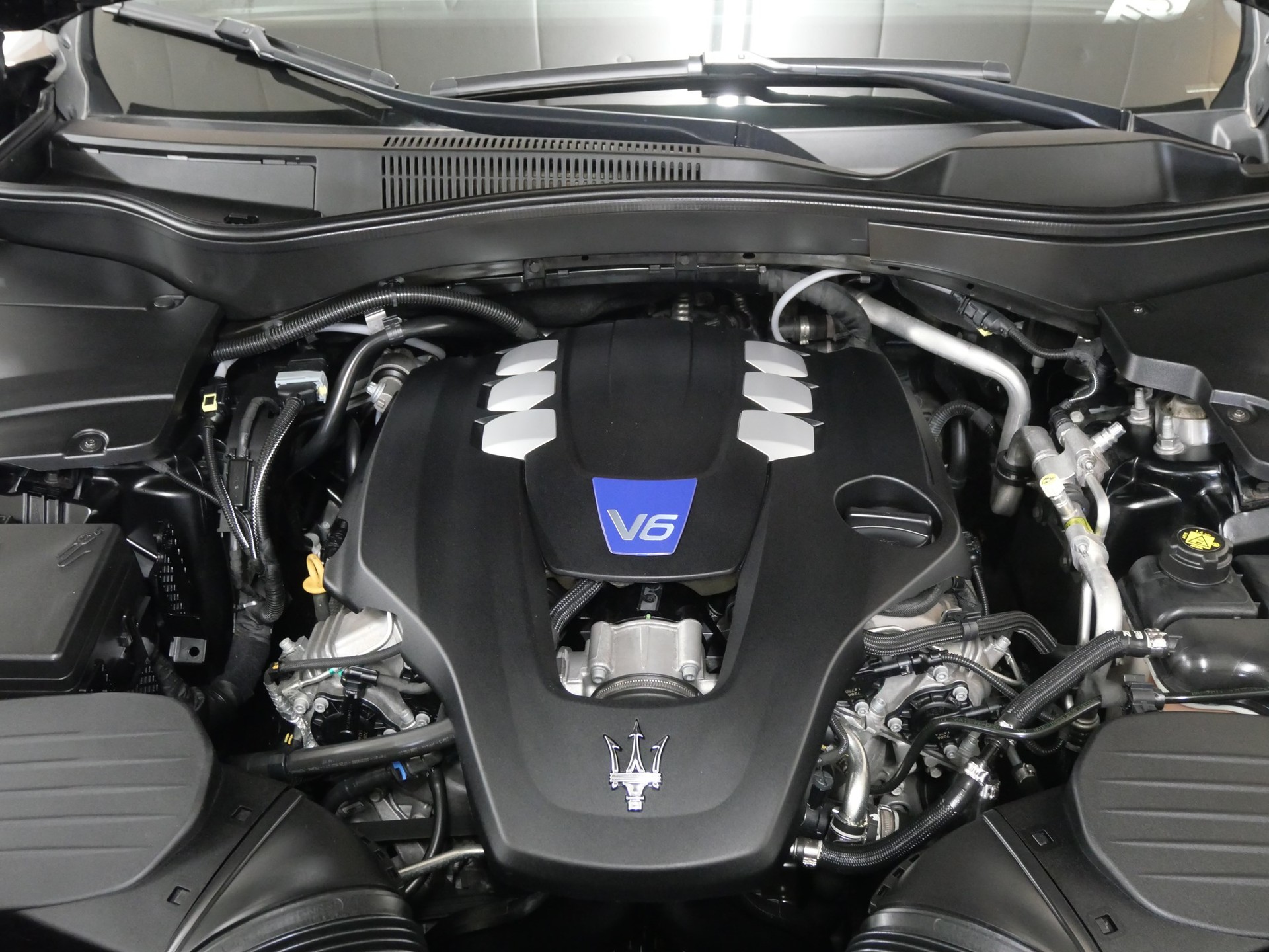 MASERATI Levante S 3.0 V6 Nerissimo Automatica-image-31