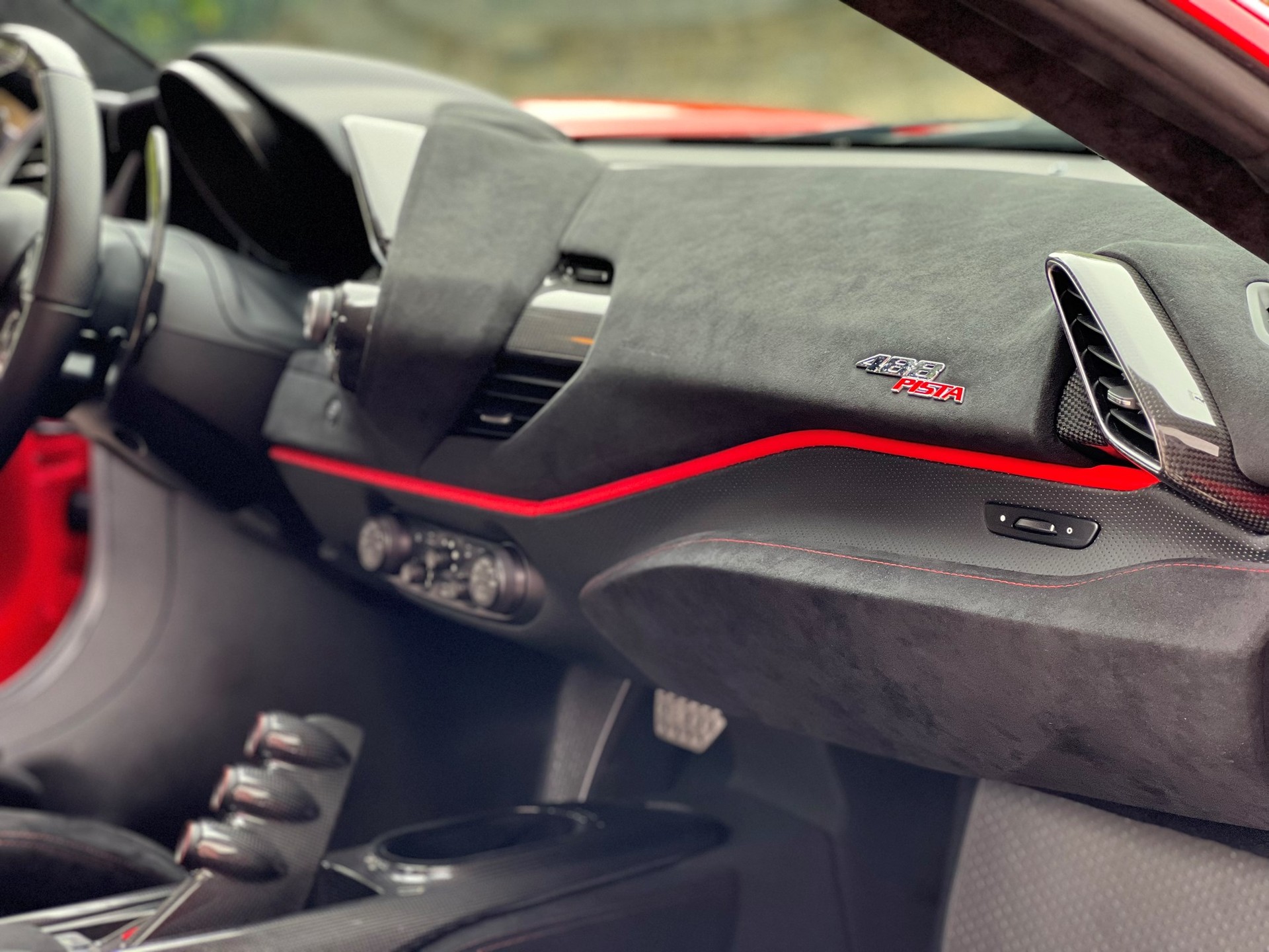 FERRARI 488 Pista 3.9 V8-image-12