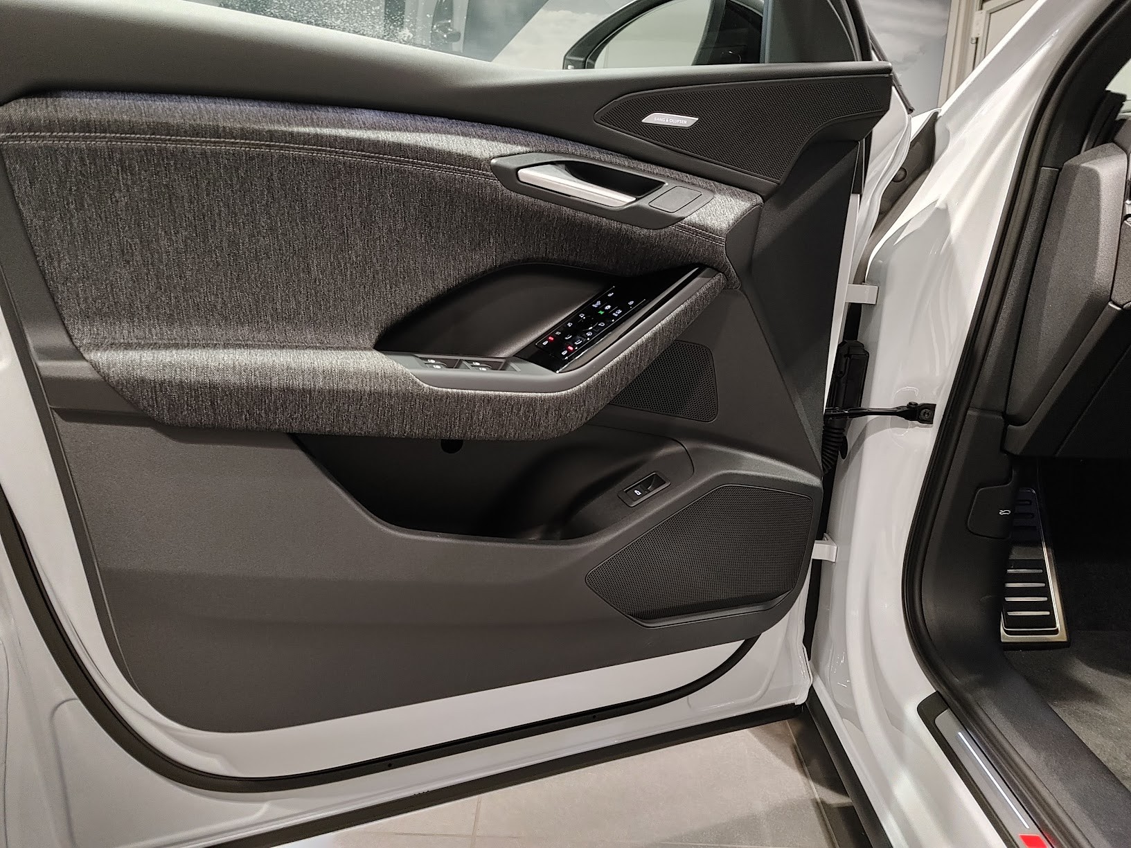 AUDI Q6 e-tron quattro-image-2