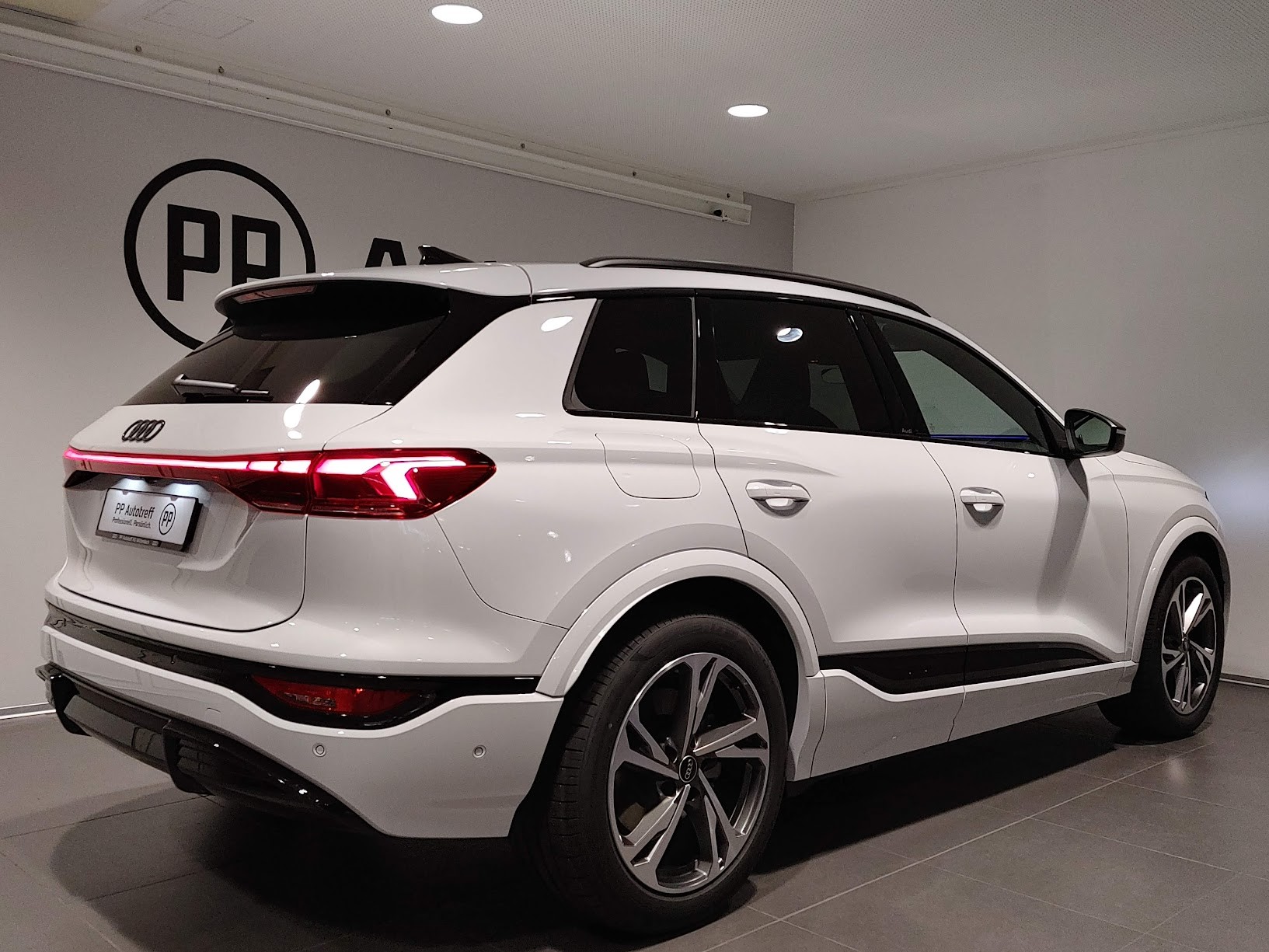 AUDI Q6 e-tron quattro-image-13