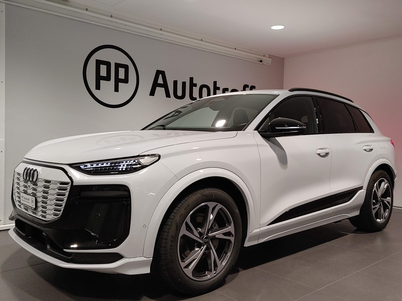 AUDI Q6 e-tron quattro-image-1