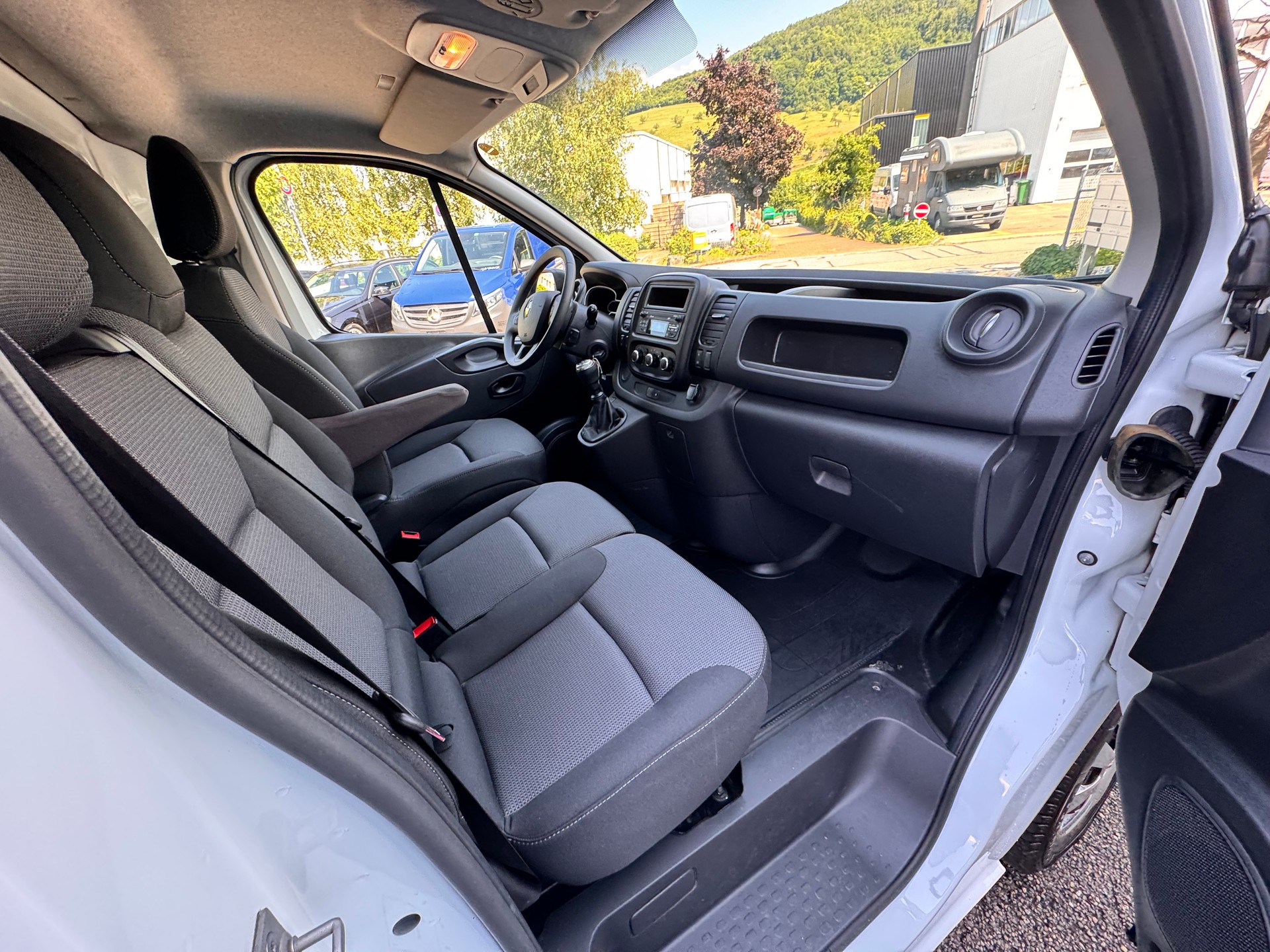 RENAULT Trafic 2.0 Energy dCi 120 3.0t Business L1H1-image-9
