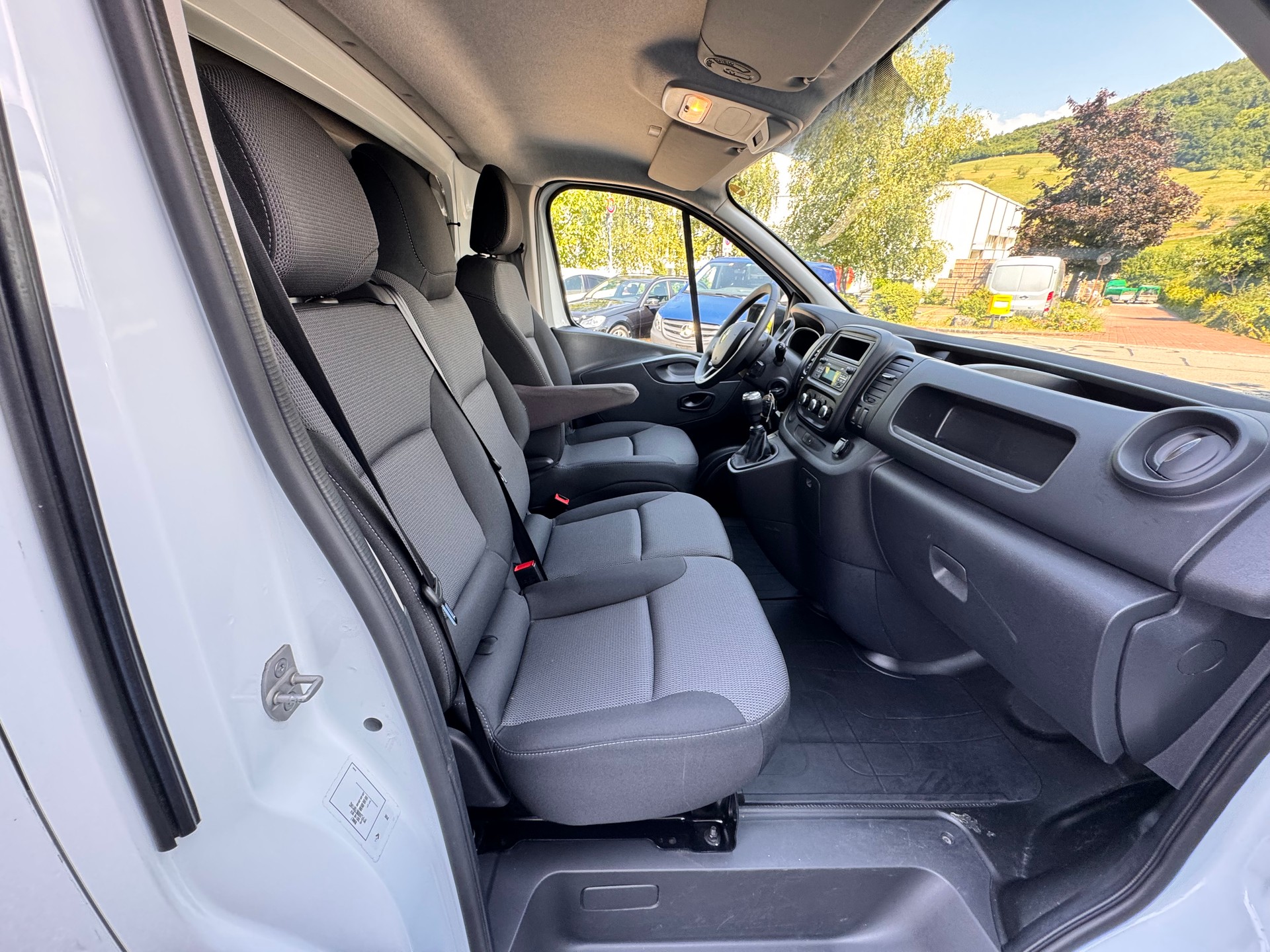 RENAULT Trafic 2.0 Energy dCi 120 3.0t Business L1H1-image-8