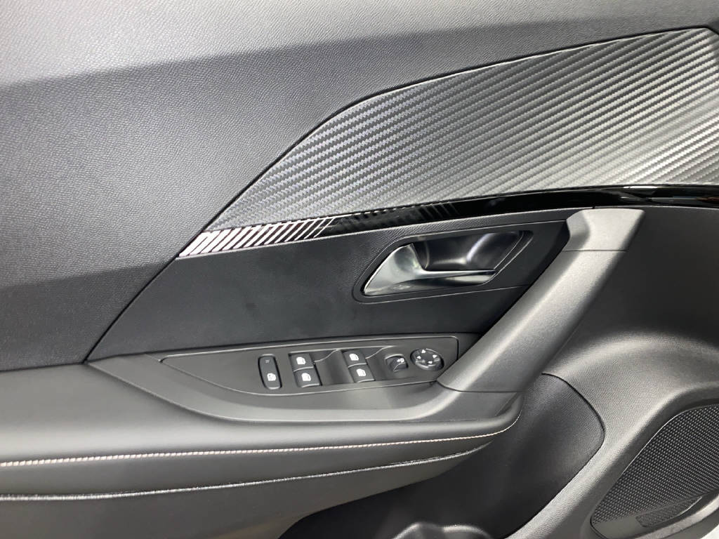PEUGEOT 2008 1.2 Hybrid Allure Premium-image-11