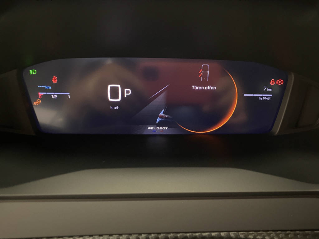 PEUGEOT 2008 1.2 Hybrid Allure Premium-image-8