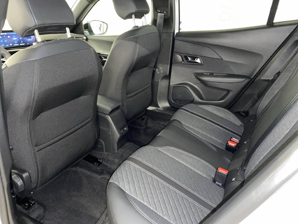 PEUGEOT 2008 1.2 Hybrid Allure Premium-image-16