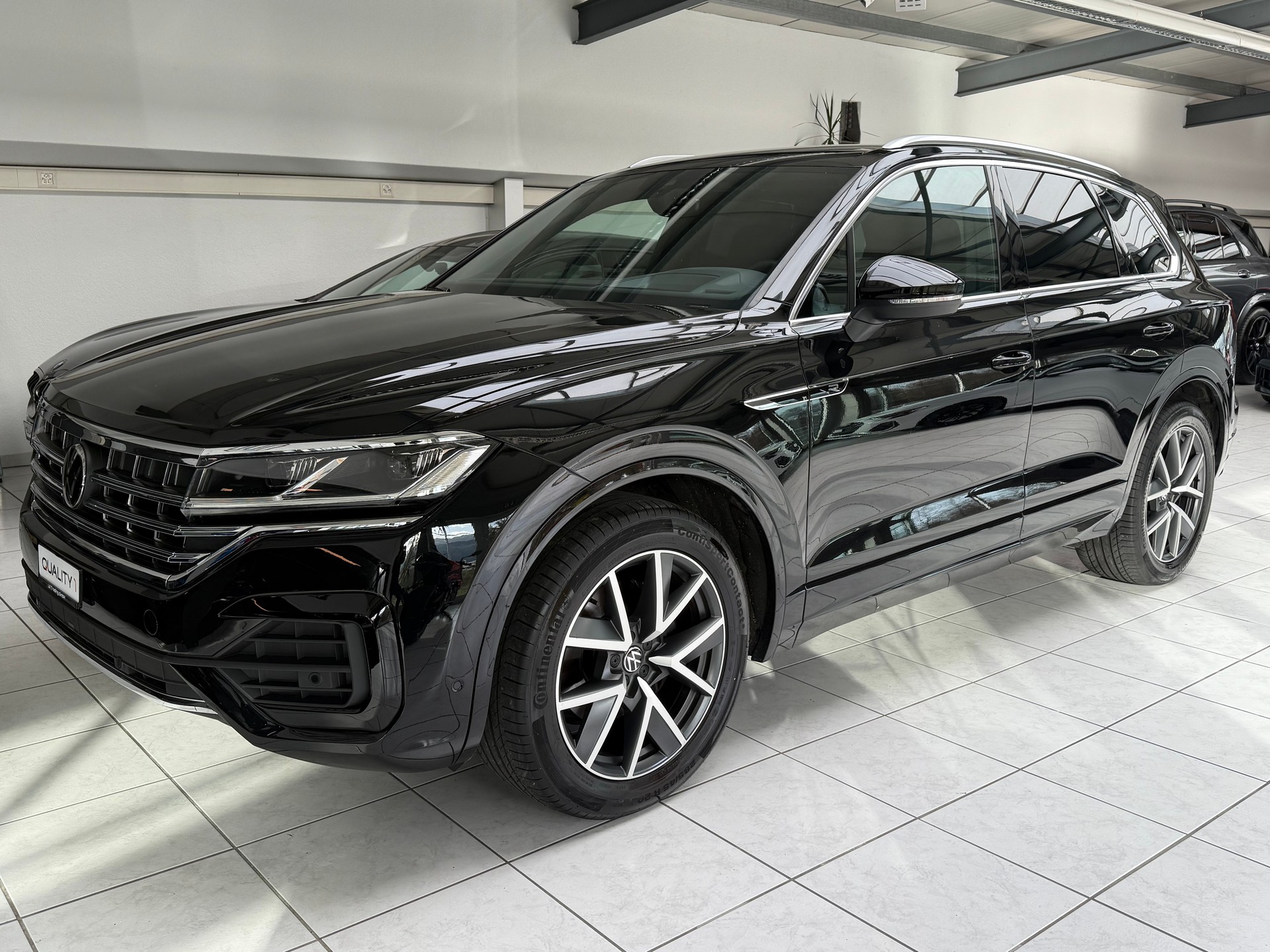 VW Touareg 3.0 TDI R Line Tiptronic-image-0