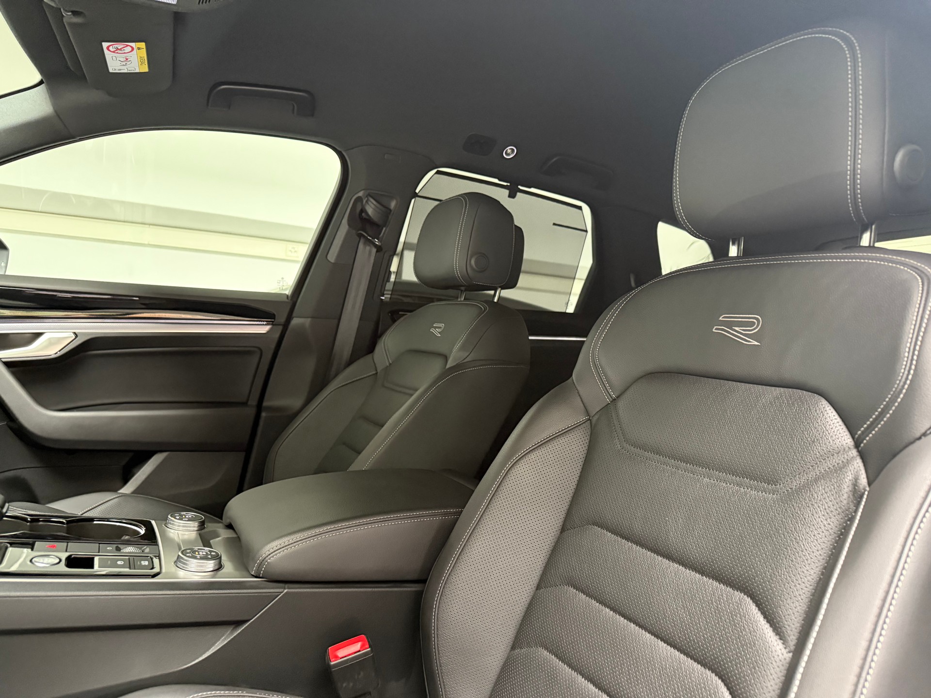 VW Touareg 3.0 TDI R Line Tiptronic-image-9