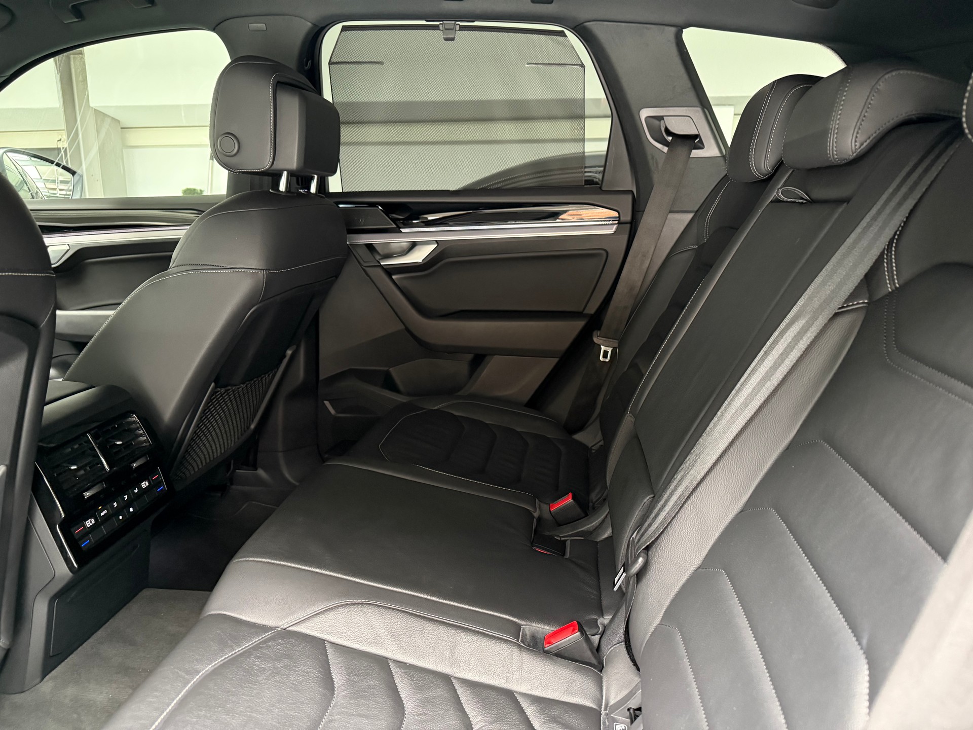 VW Touareg 3.0 TDI R Line Tiptronic-image-11