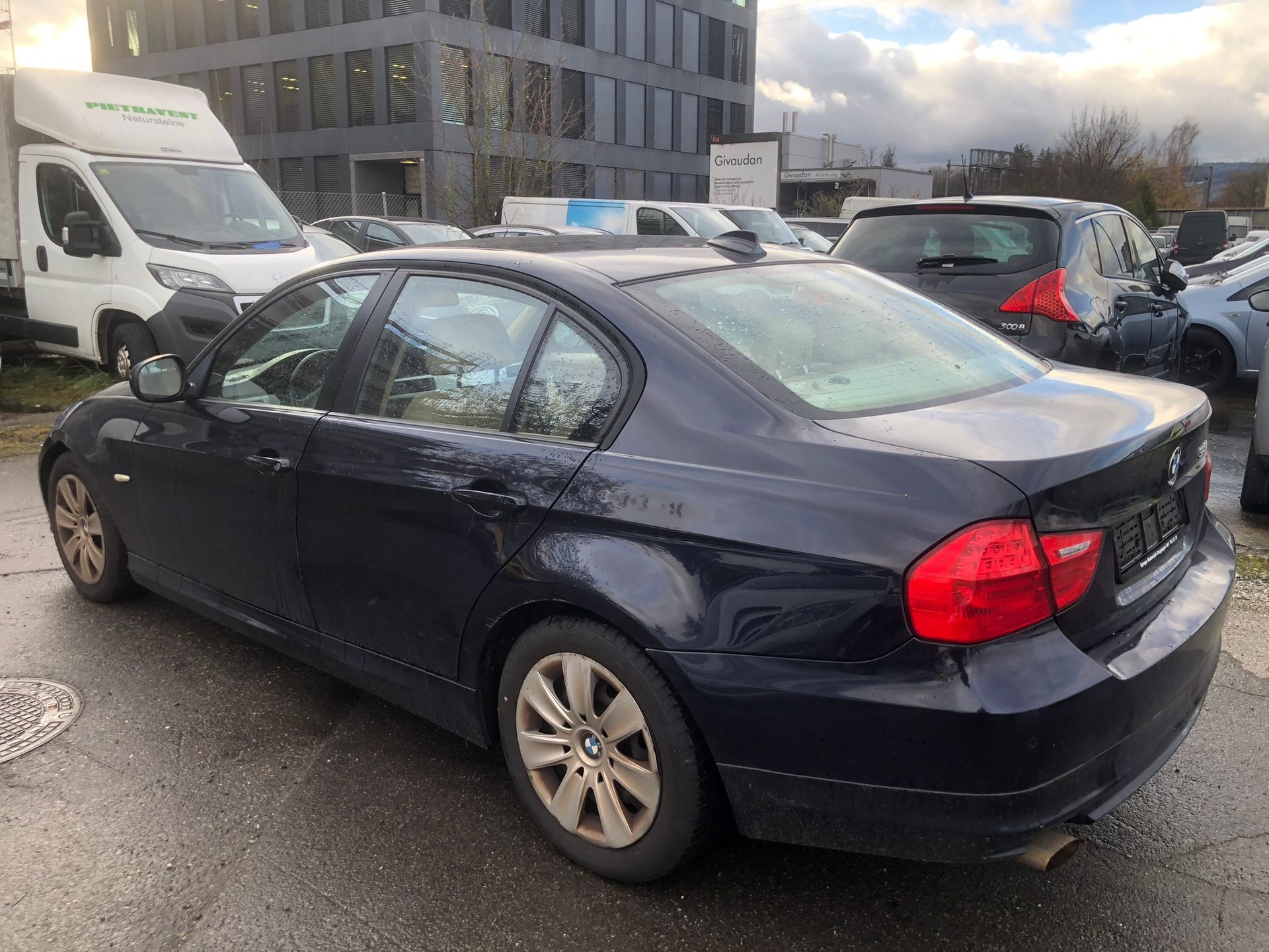 BMW 318i Dynamic Edition Steptronic-image-5
