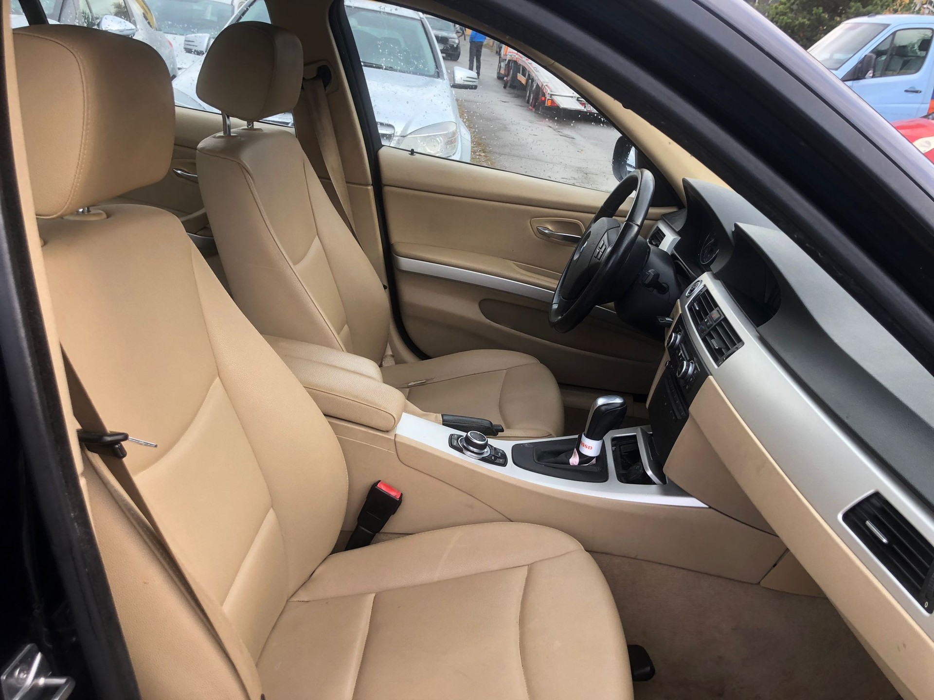 BMW 318i Dynamic Edition Steptronic-image-10